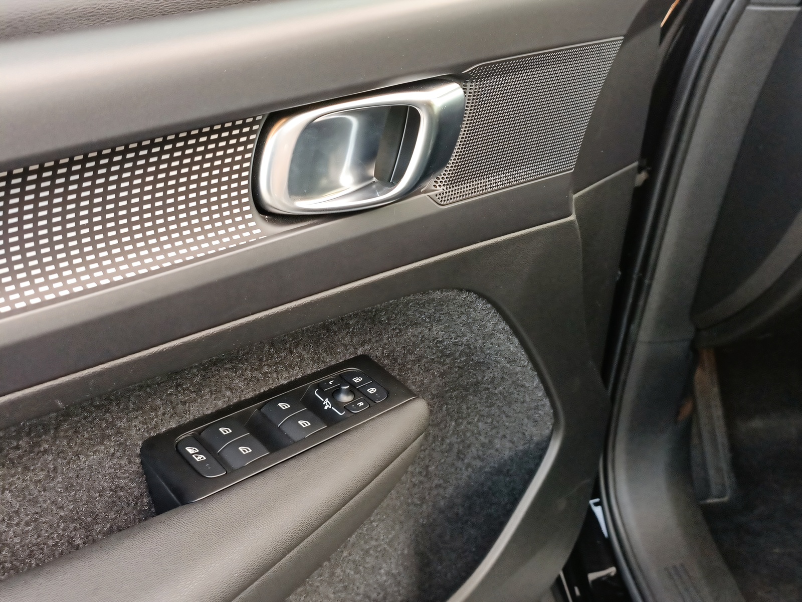 VOLVO XC40 Recharge-image-20