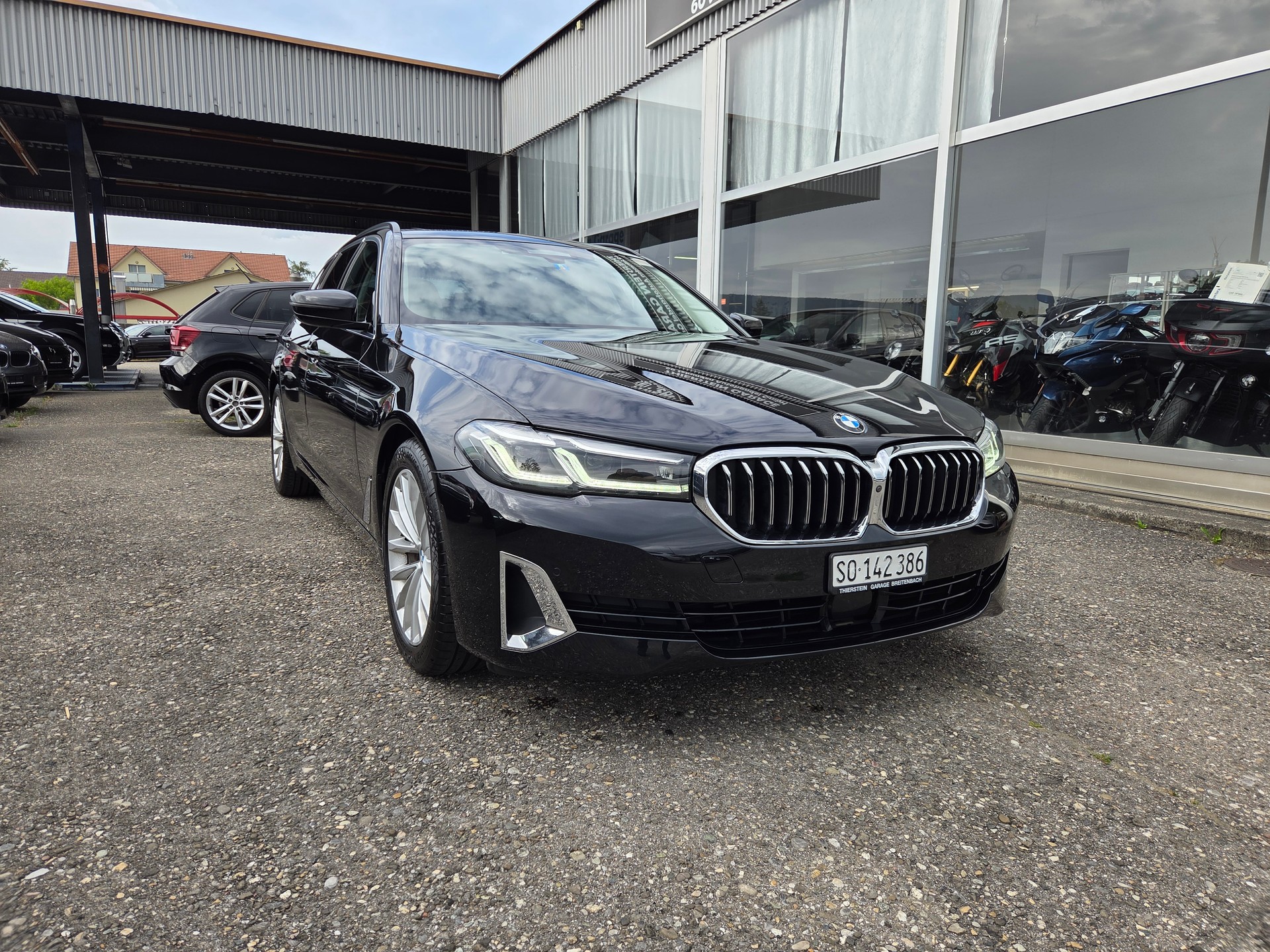 BMW 530d xDrive 48V Touring Luxury Line Steptronic-showroom-element-1