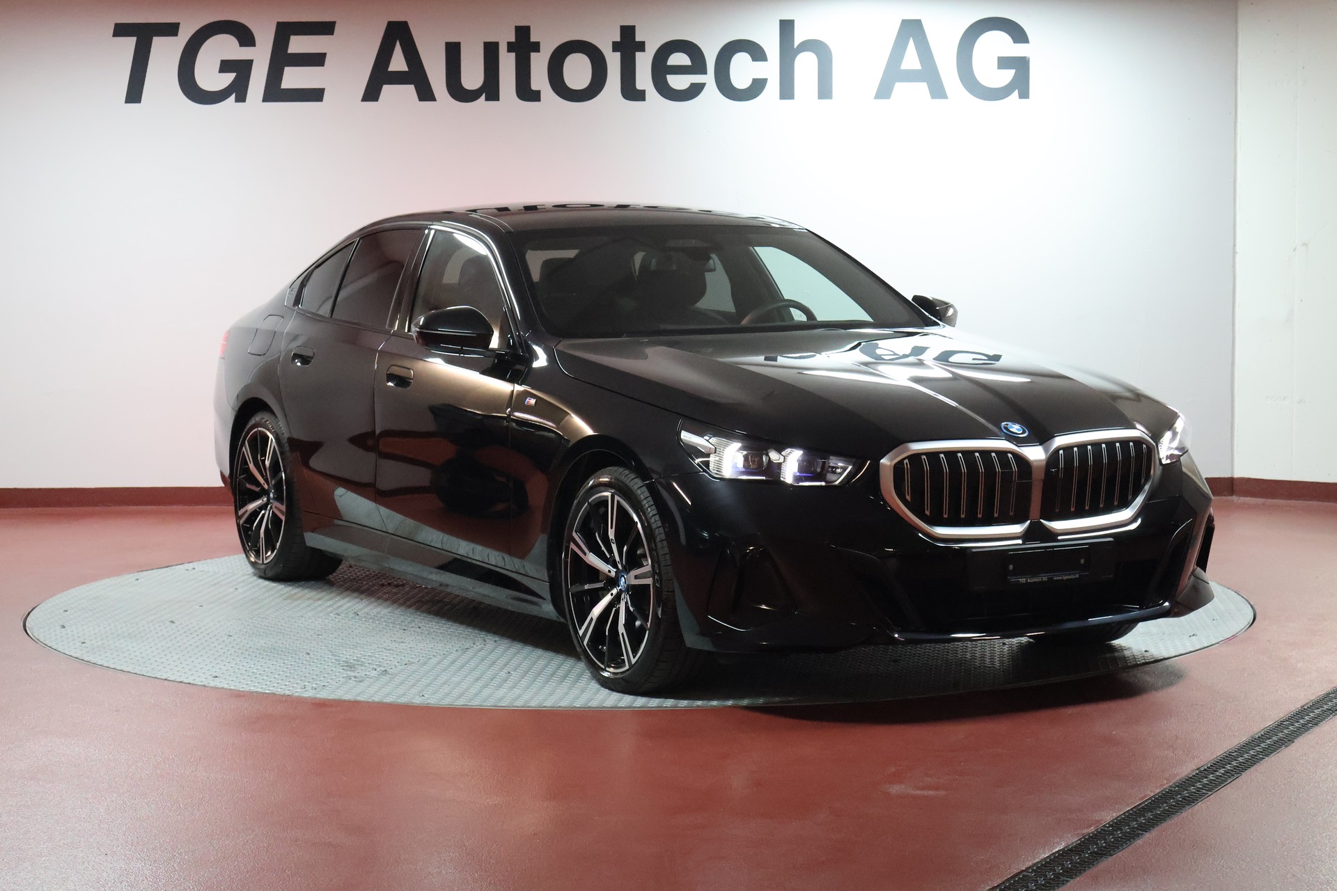 BMW 550e xDrive M Sport Steptronic-showroom-element-2