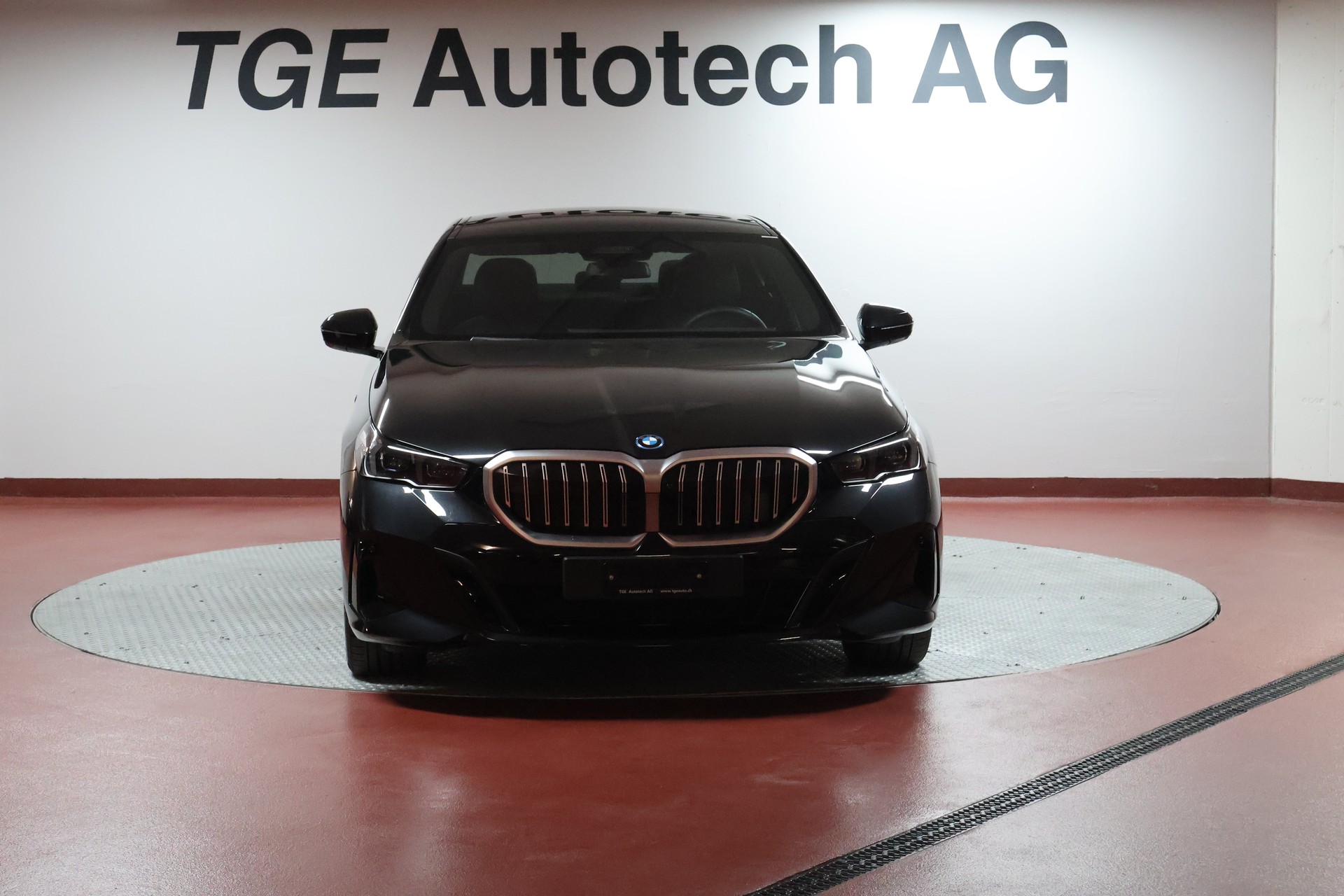 BMW 550e xDrive M Sport Steptronic-showroom-element-1