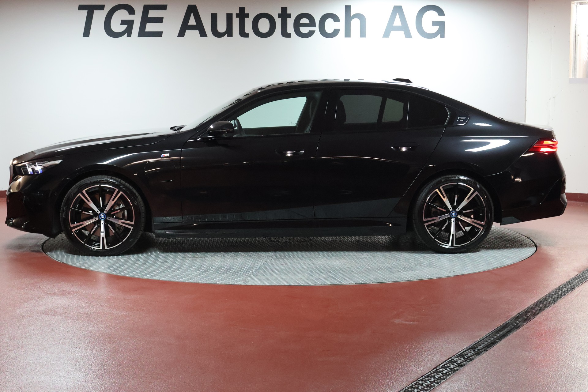 BMW 550e xDrive M Sport Steptronic-showroom-element-3
