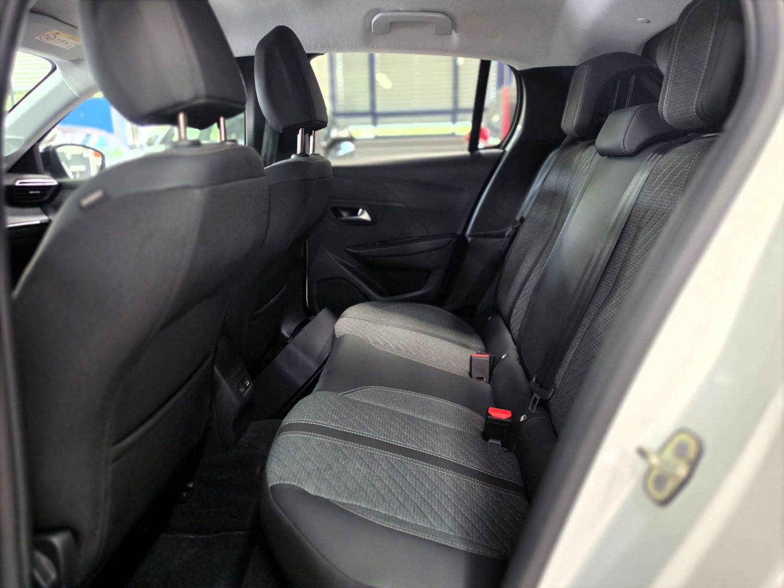 PEUGEOT 208 Elektrik 100 kW Allure-image-12