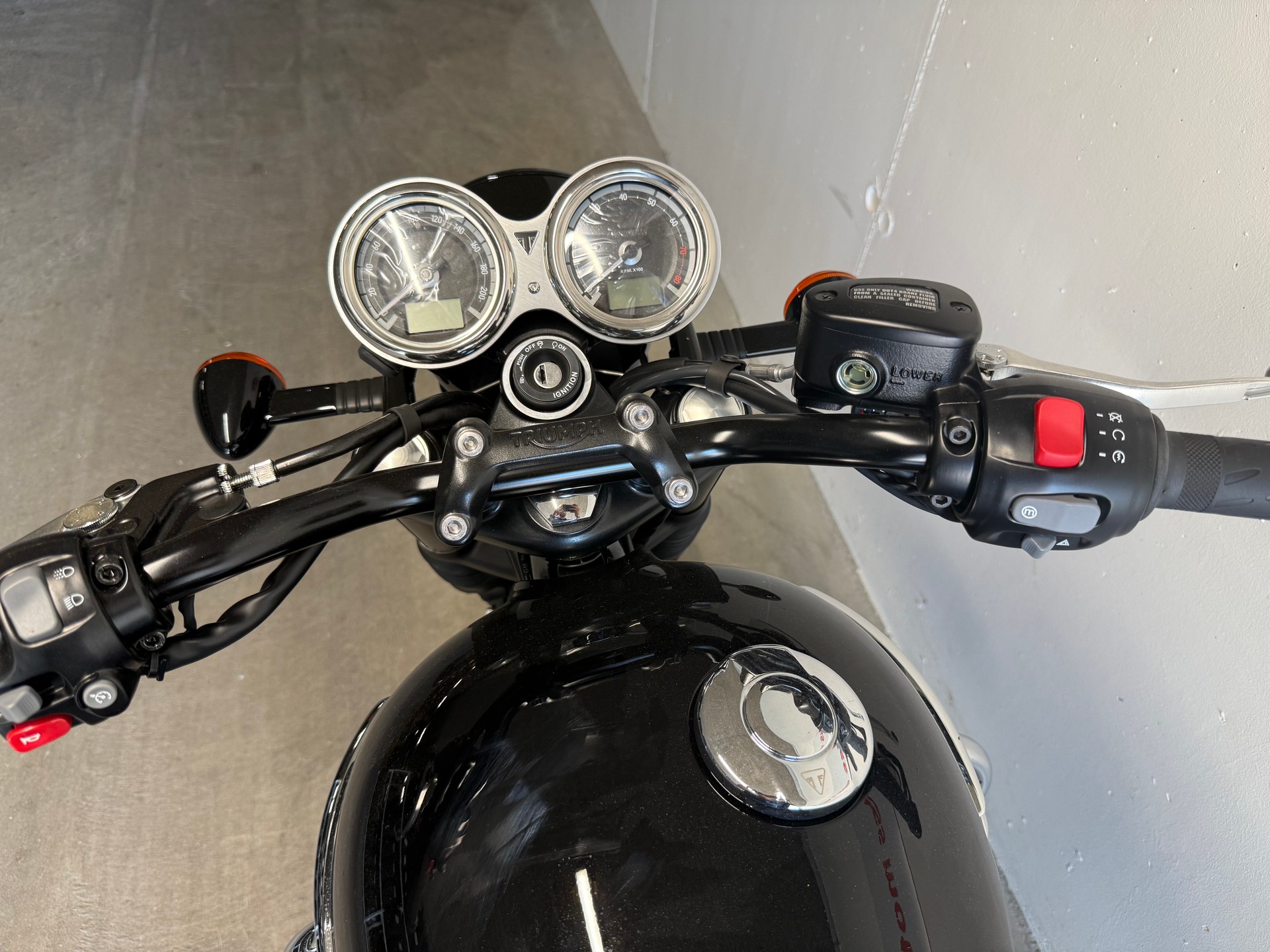 TRIUMPH Bonneville T120 Black-image-5