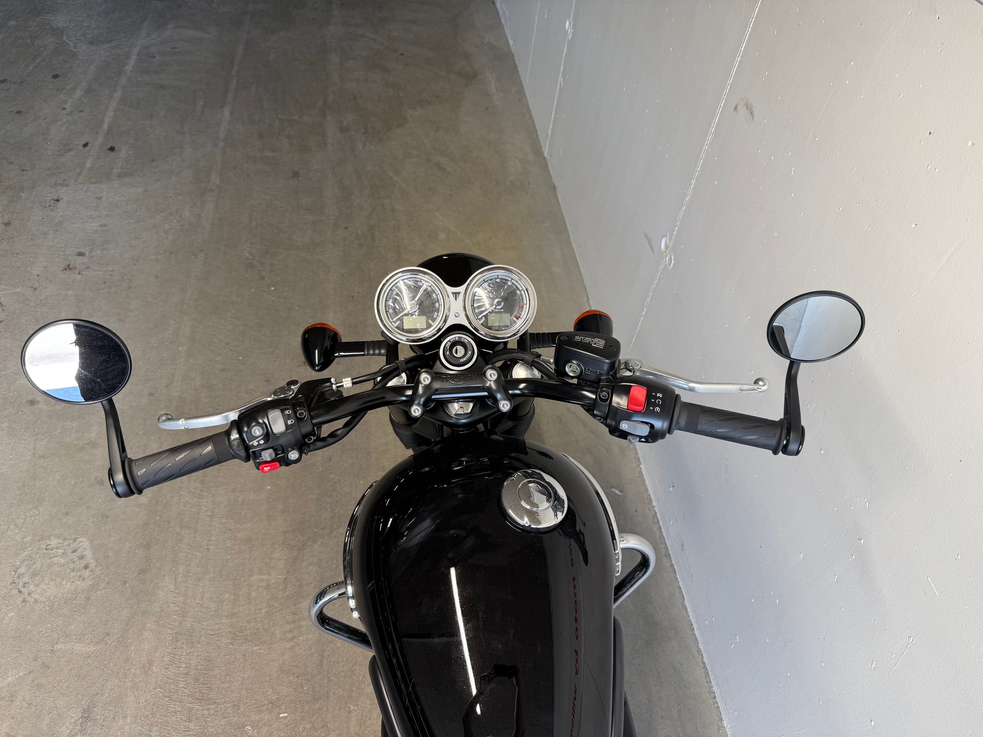 TRIUMPH Bonneville T120 Black-image-4