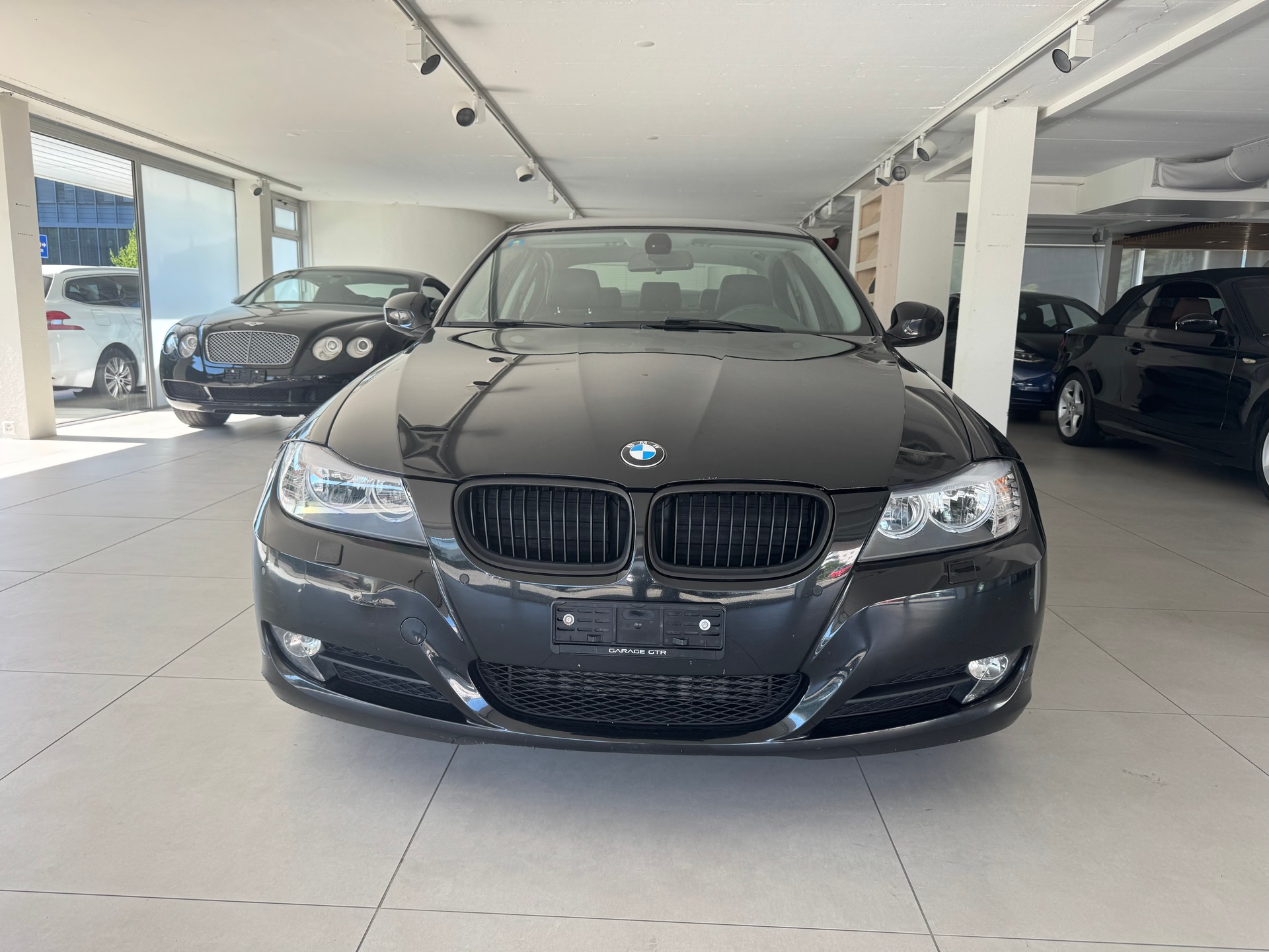 BMW 320d-showroom-element-2