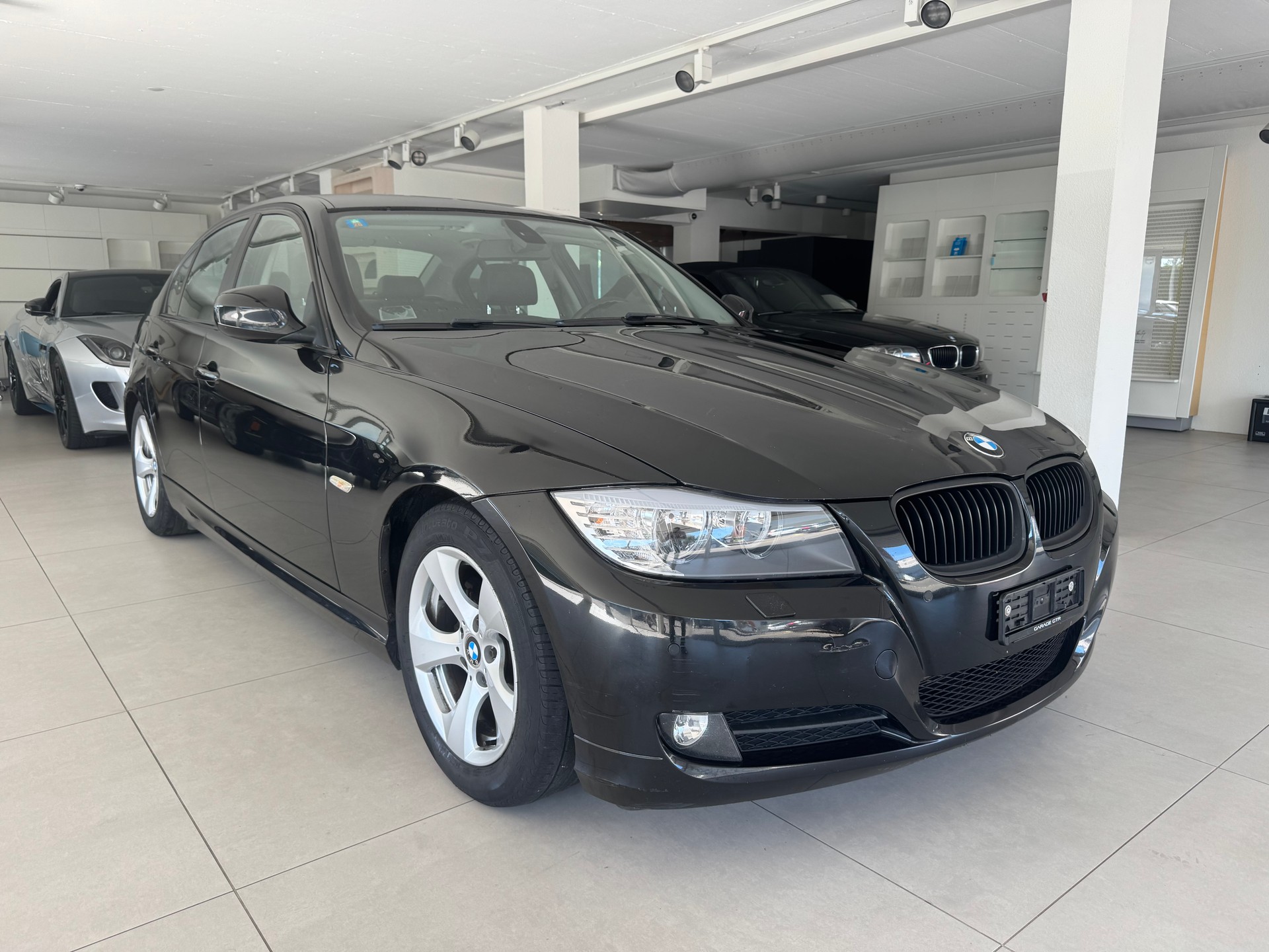 BMW 320d-showroom-element-1