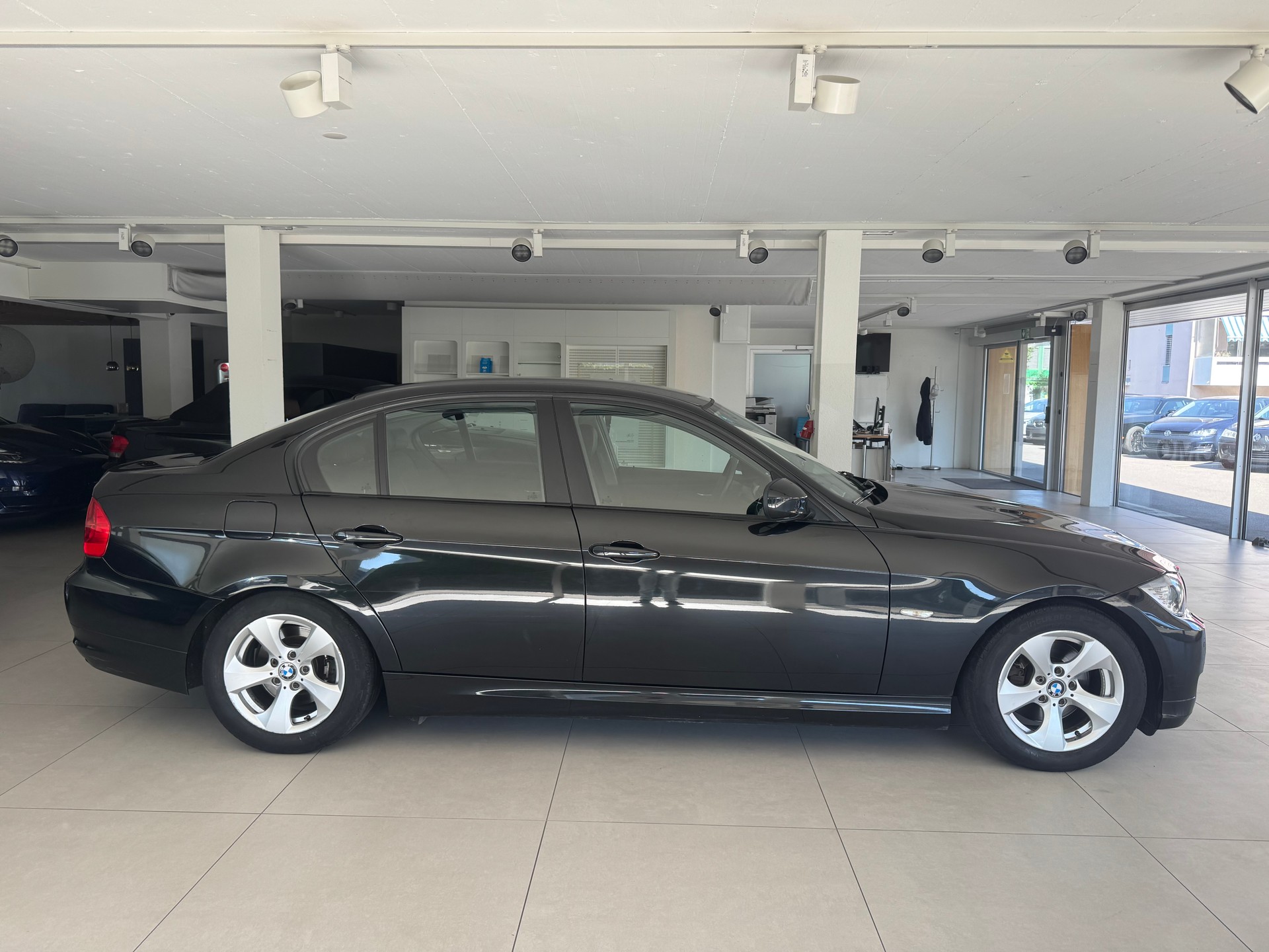 BMW 320d-showroom-element-3