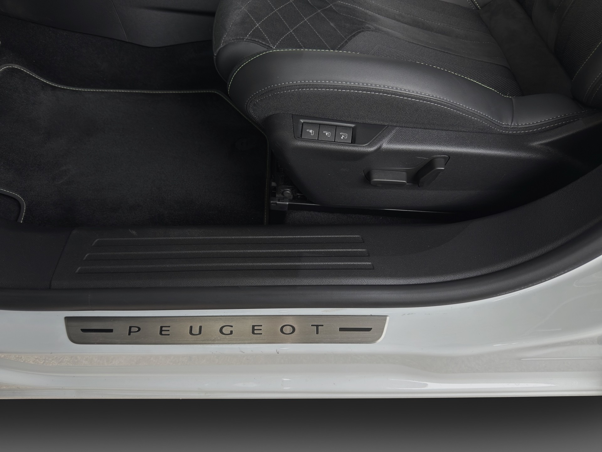 PEUGEOT 2008 1.2 PureTech GT EAT8-image-16