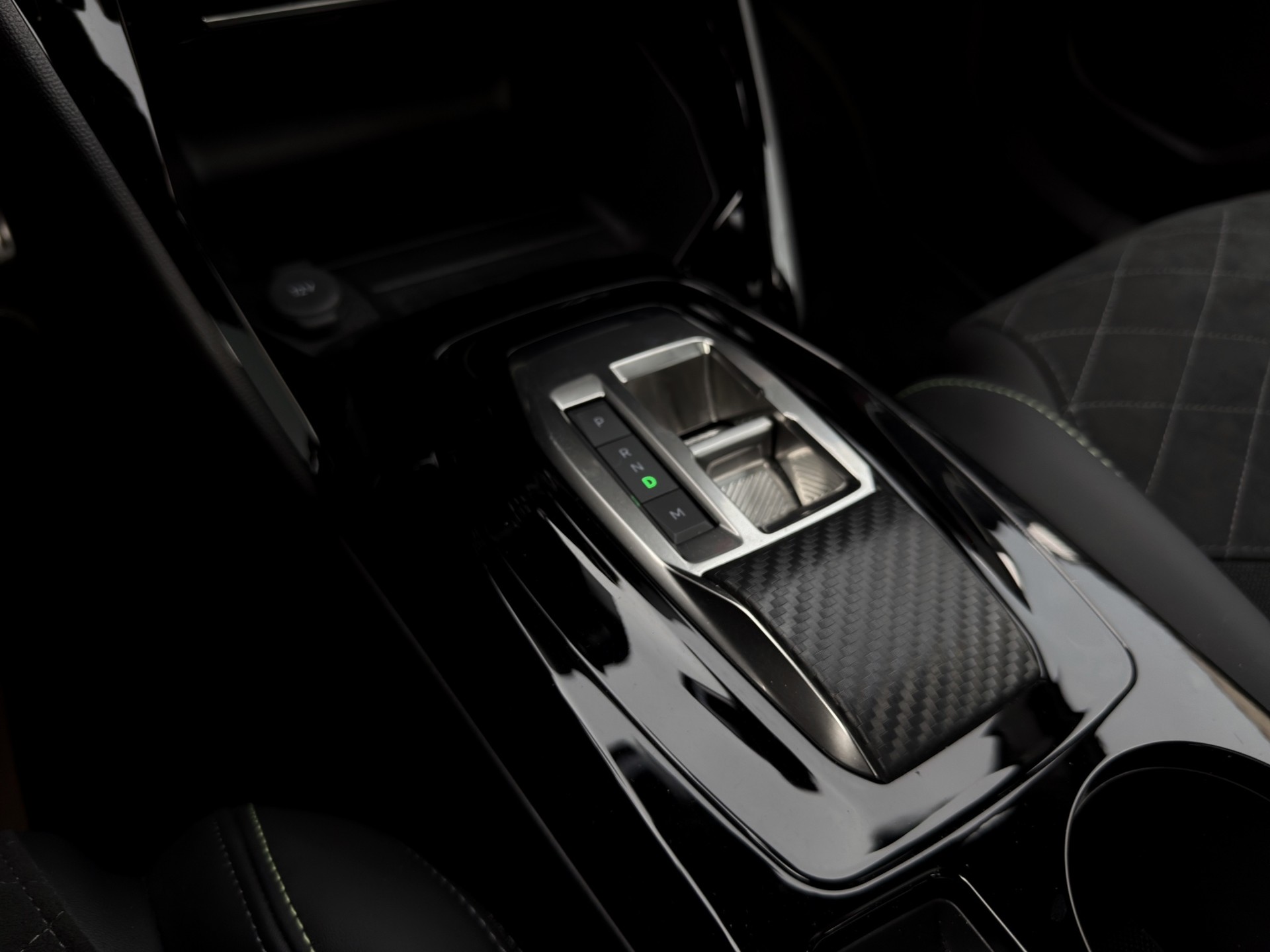 PEUGEOT 2008 1.2 PureTech GT EAT8-image-14