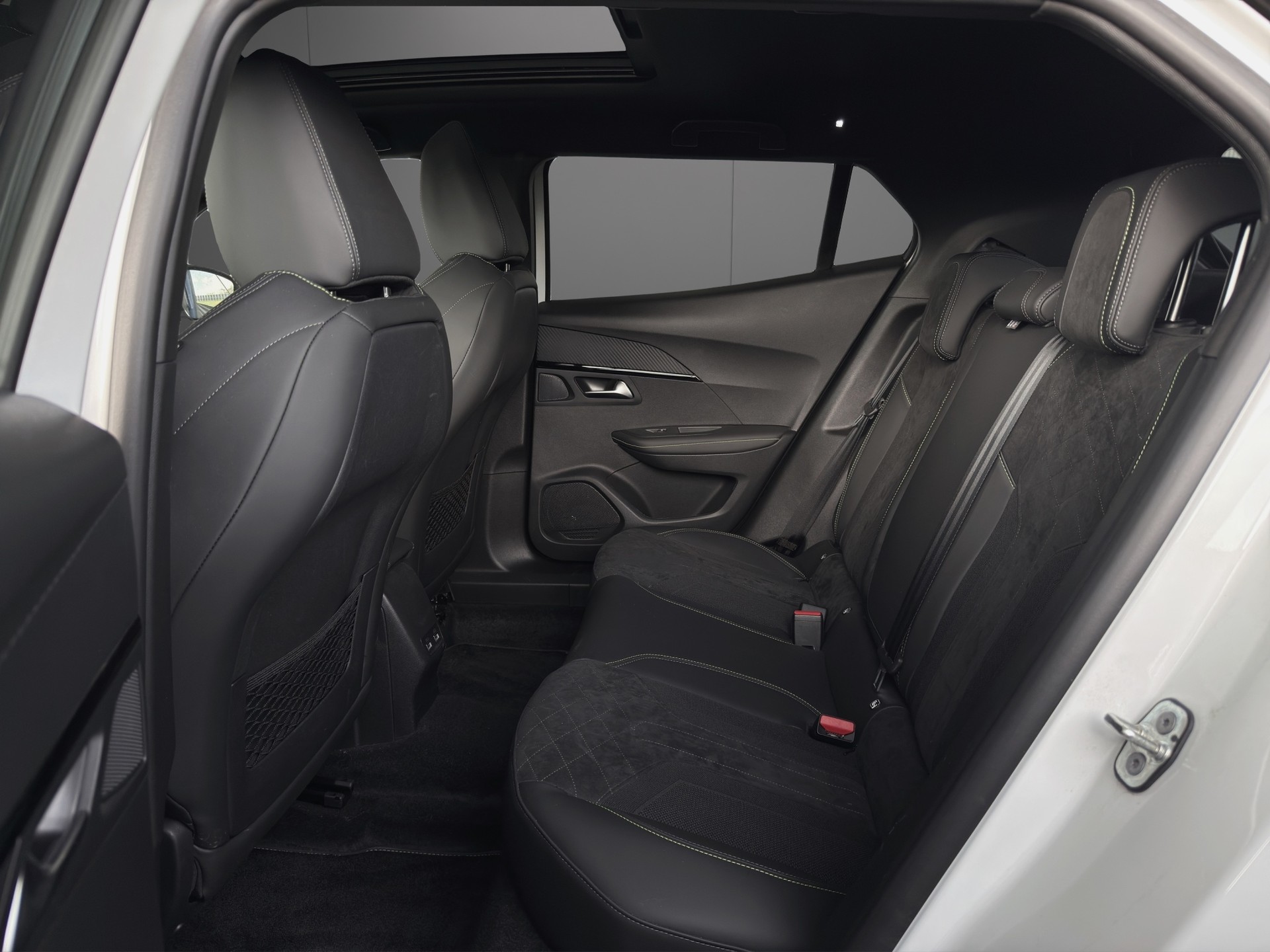 PEUGEOT 2008 1.2 PureTech GT EAT8-image-8