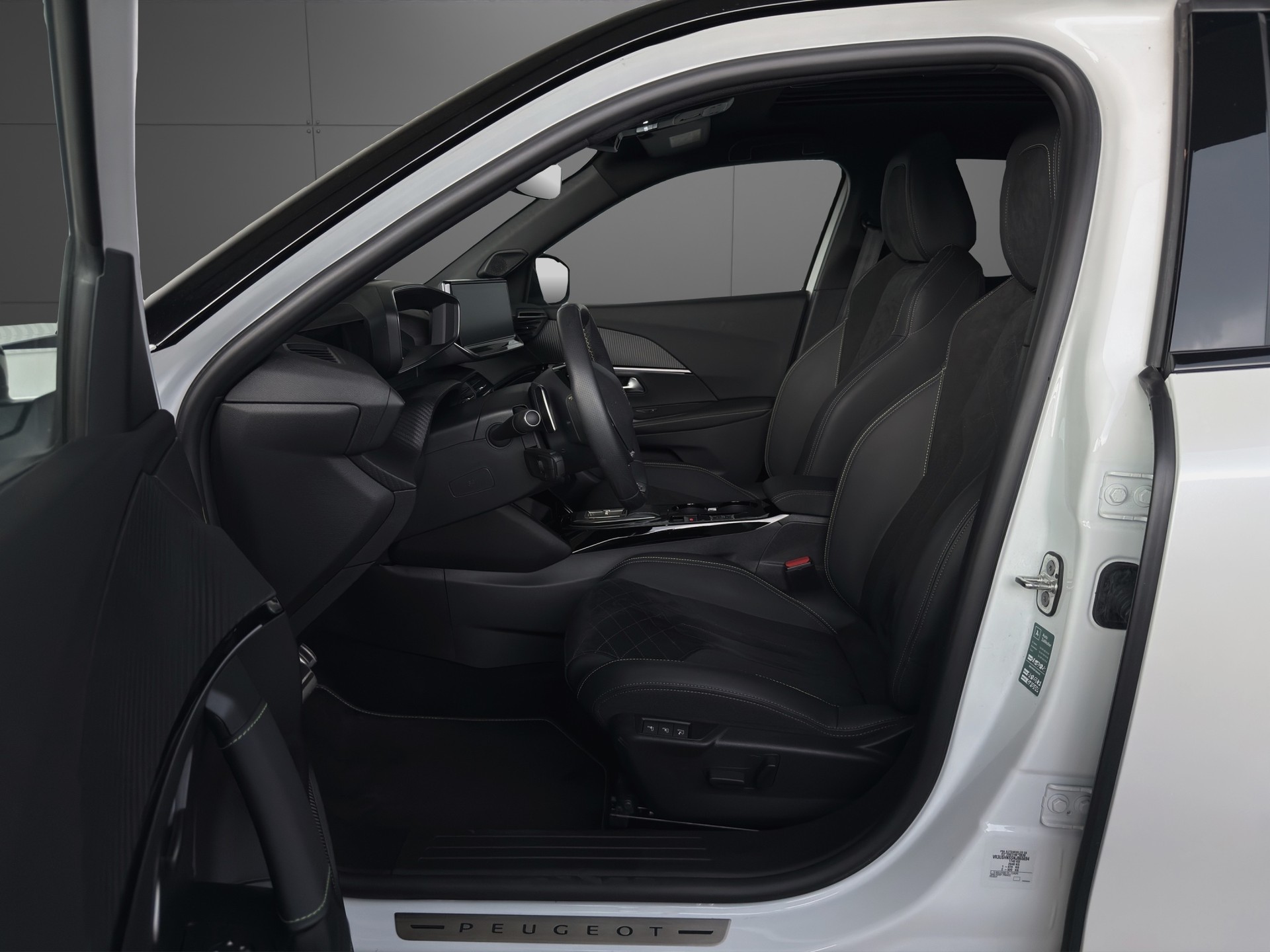 PEUGEOT 2008 1.2 PureTech GT EAT8-image-5