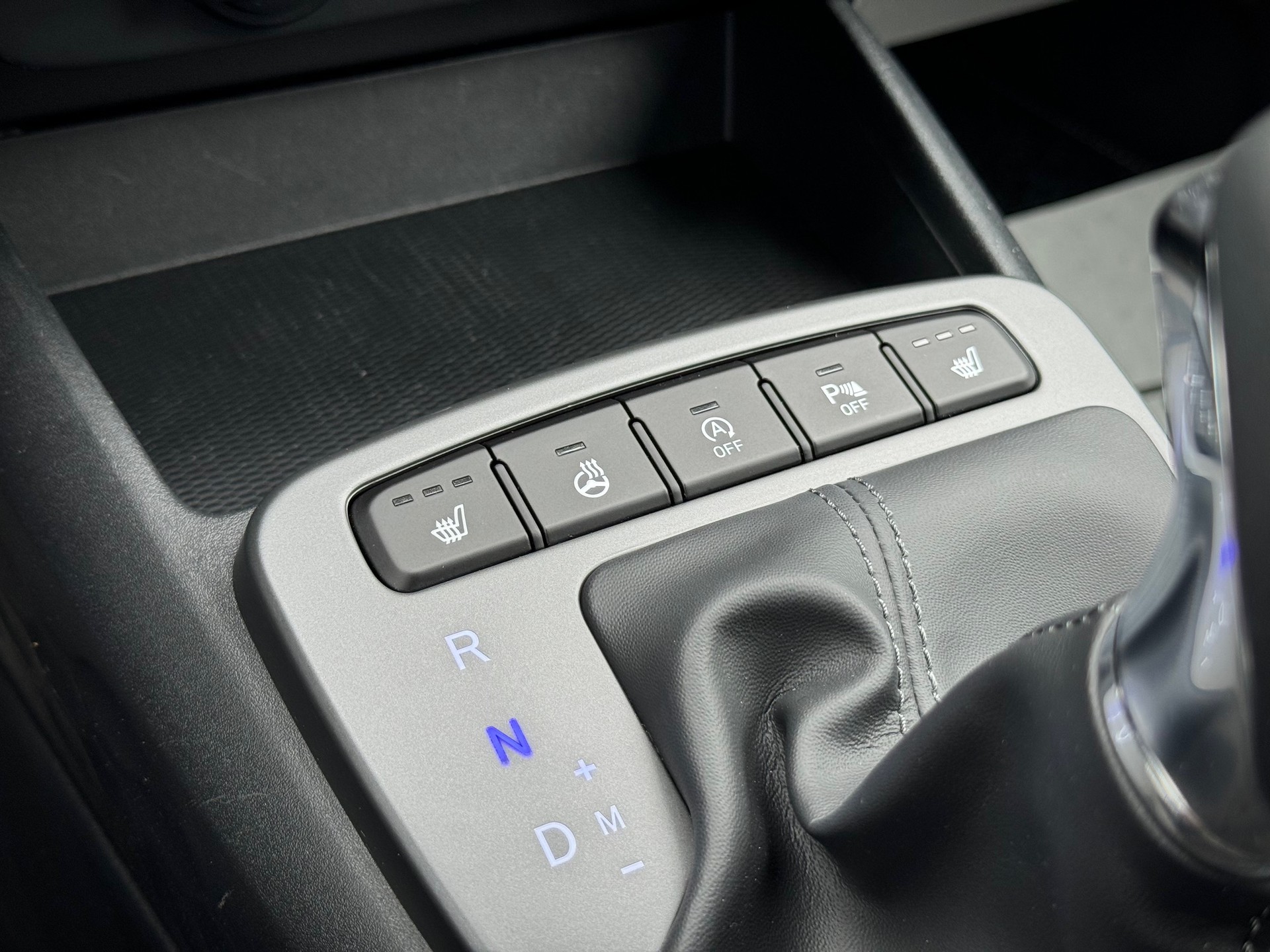 HYUNDAI i10 1.2 Amplia Automat - Véhicule Suisse (CH)-image-13