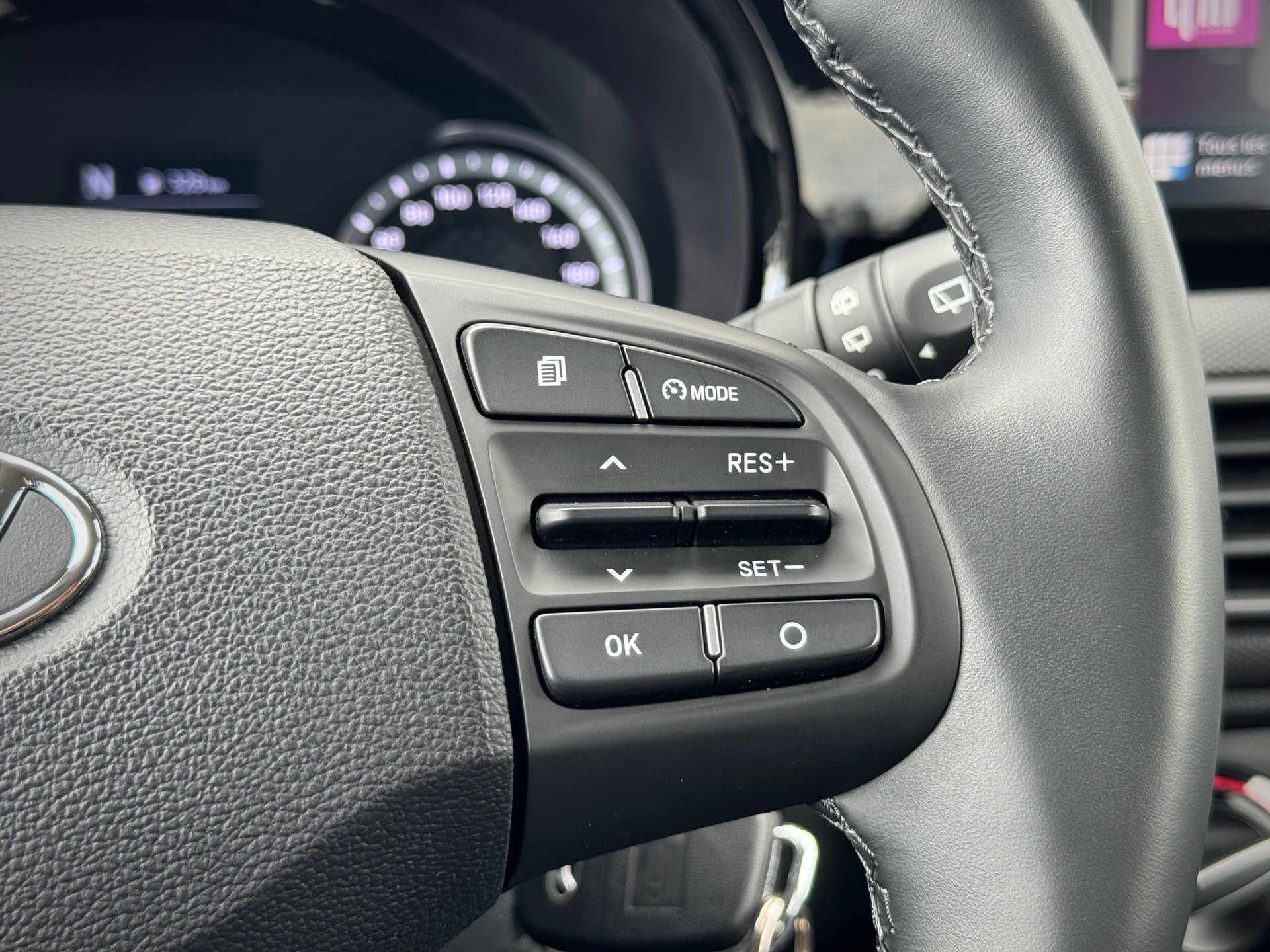 HYUNDAI i10 1.2 Amplia Automat - Véhicule Suisse (CH)-image-9