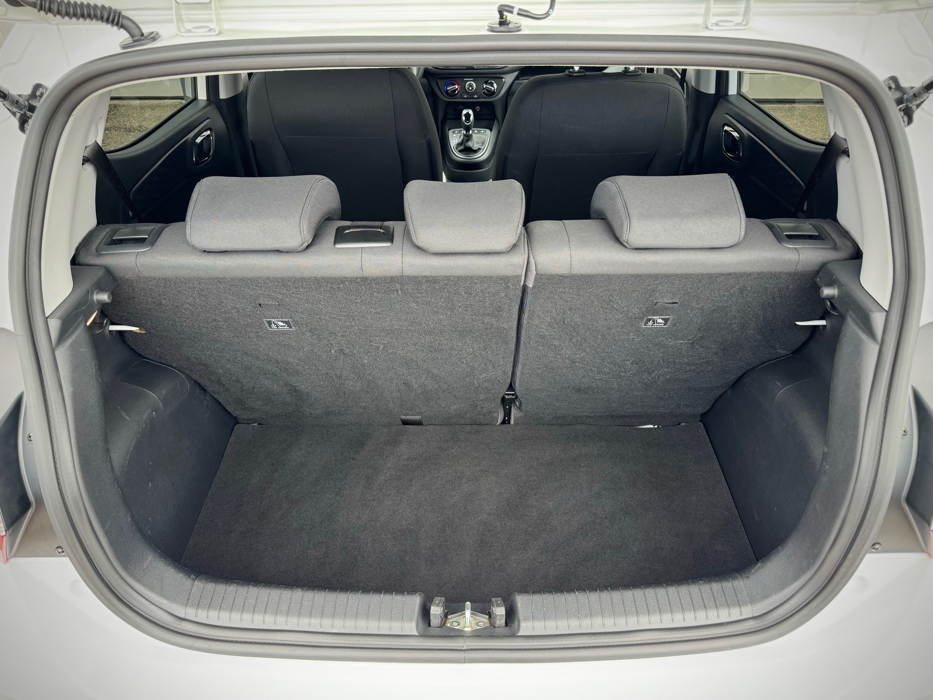 HYUNDAI i10 1.2 Amplia Automat - Véhicule Suisse (CH)-image-15