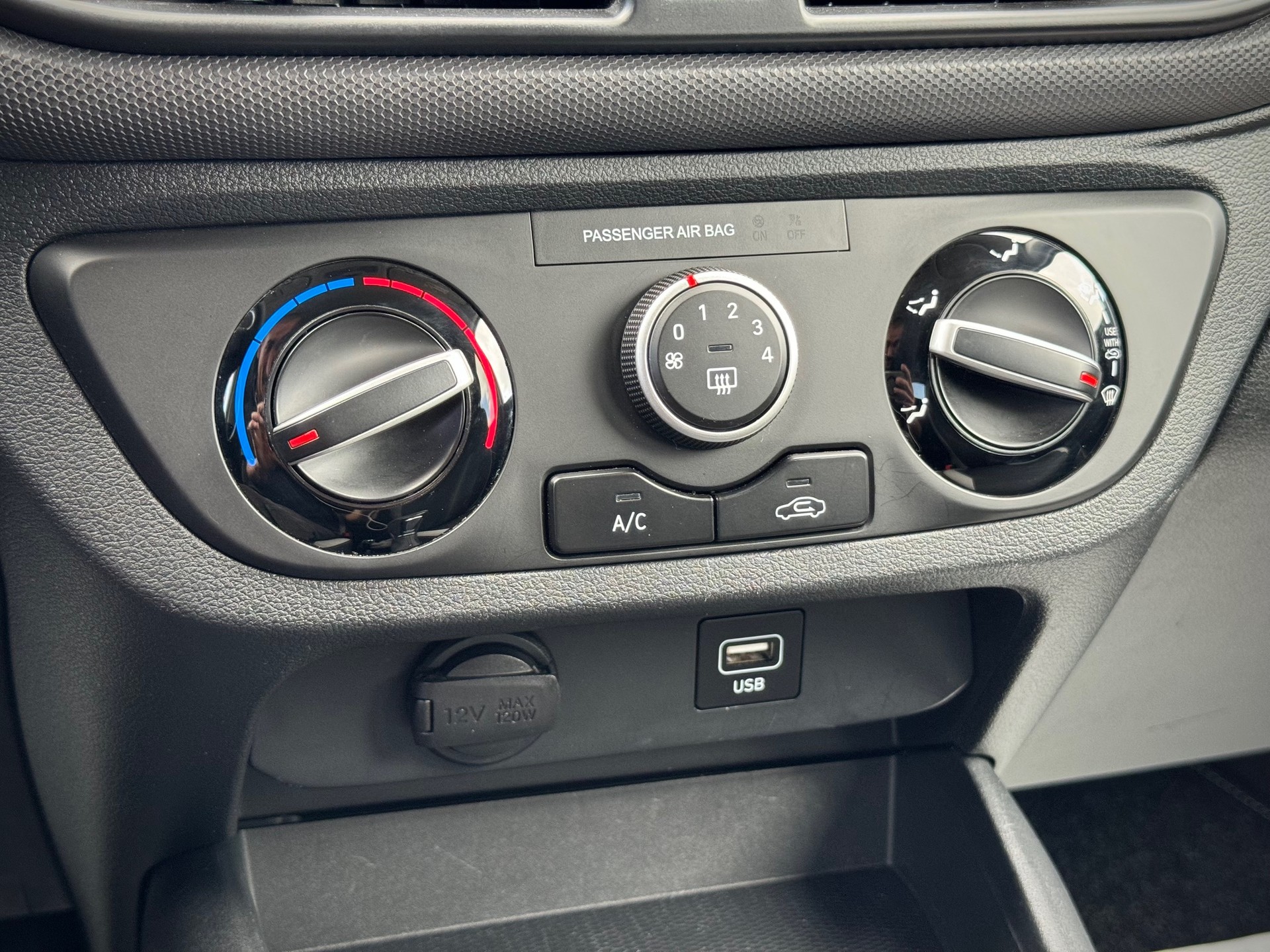 HYUNDAI i10 1.2 Amplia Automat - Véhicule Suisse (CH)-image-12