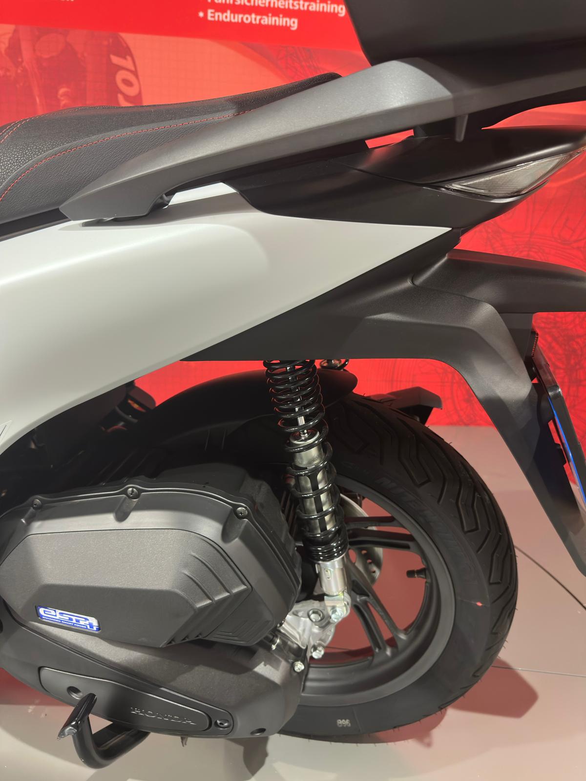 HONDA SH 125 + *Matte Pearl Cool White*-image-8