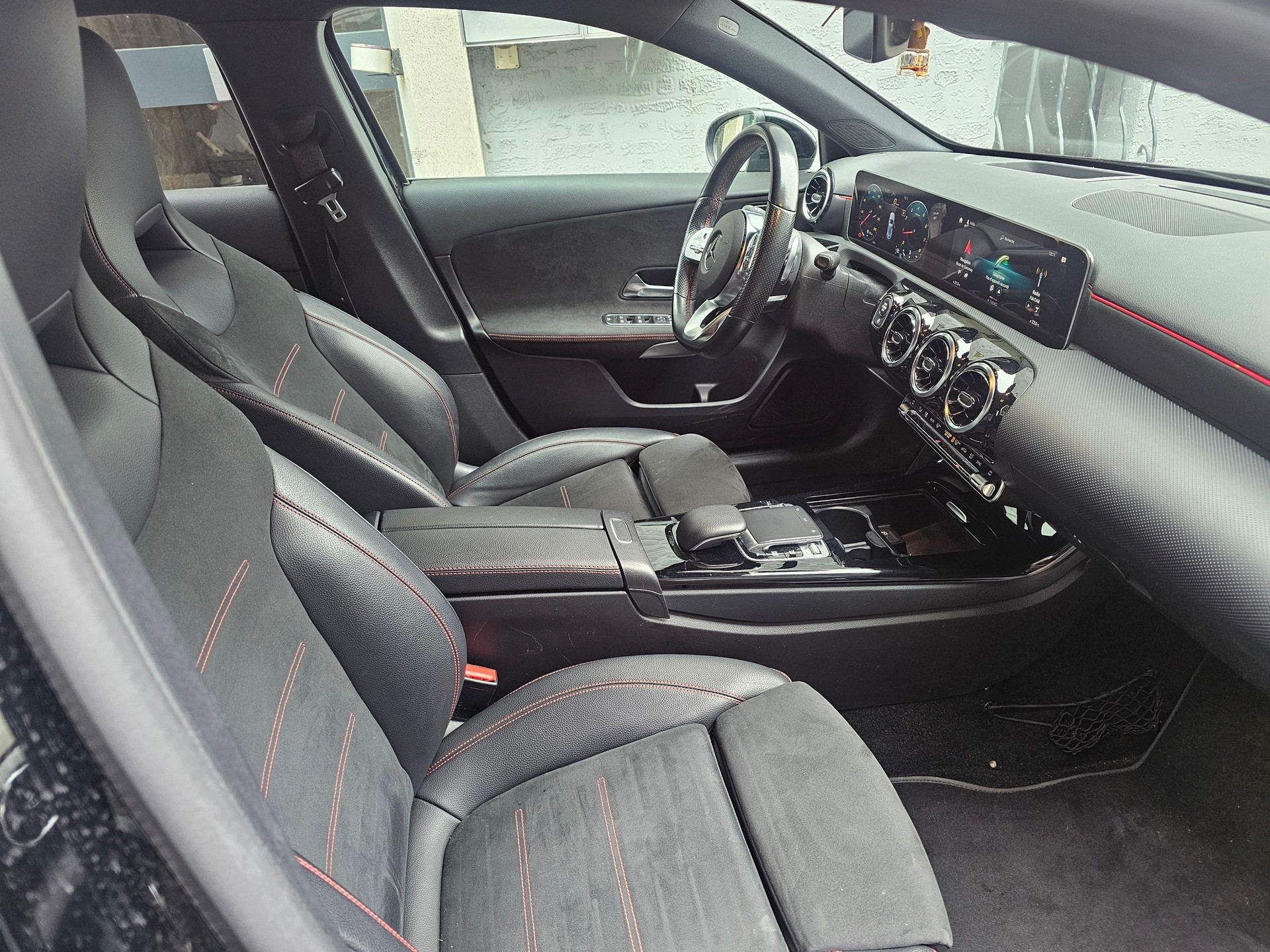 MERCEDES-BENZ A 200 AMG Line 7G-DCT-image-4