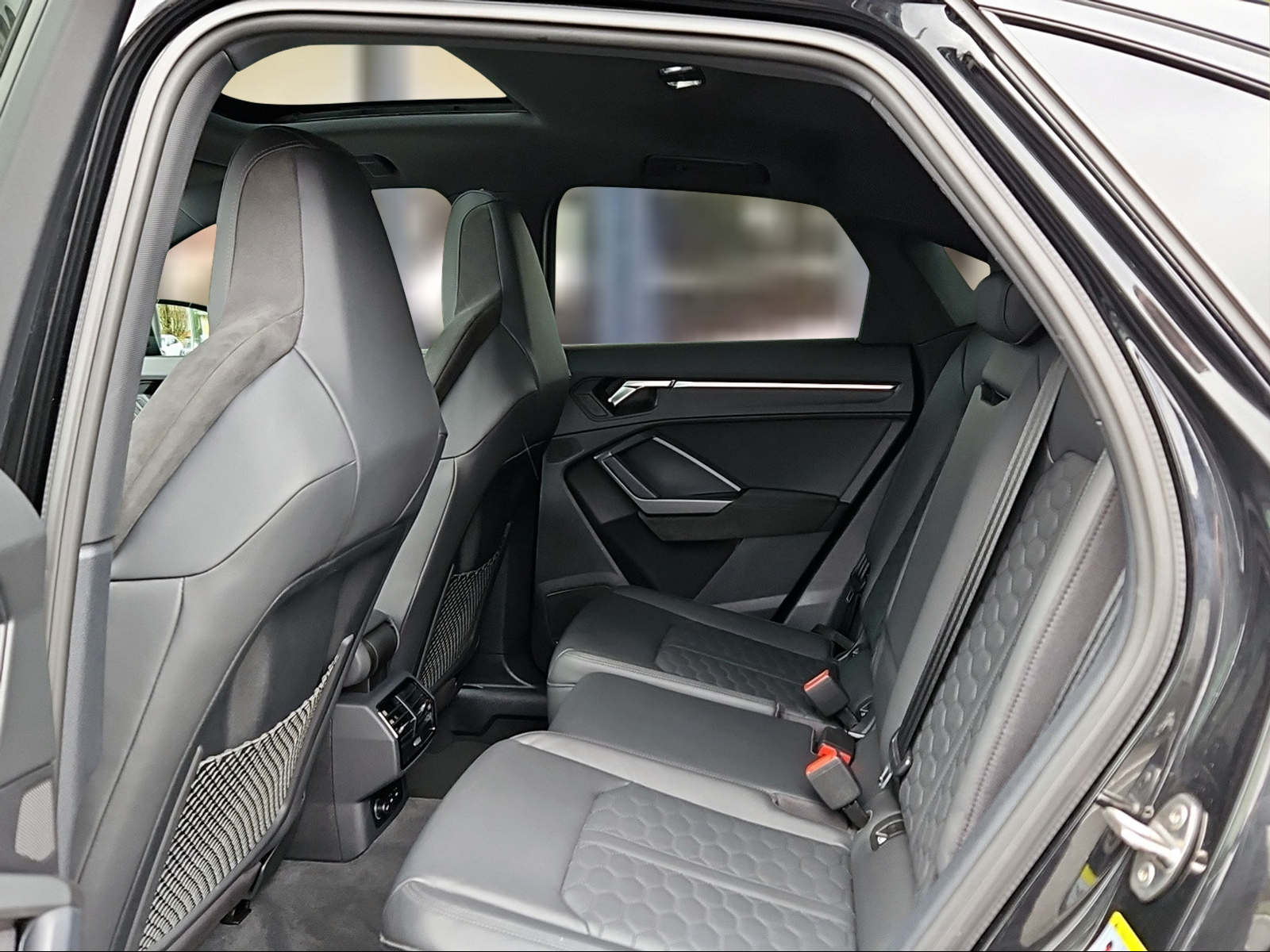 AUDI RS Q3 Sportback quattro S tronic Mythosschwarz Metallic-image-9