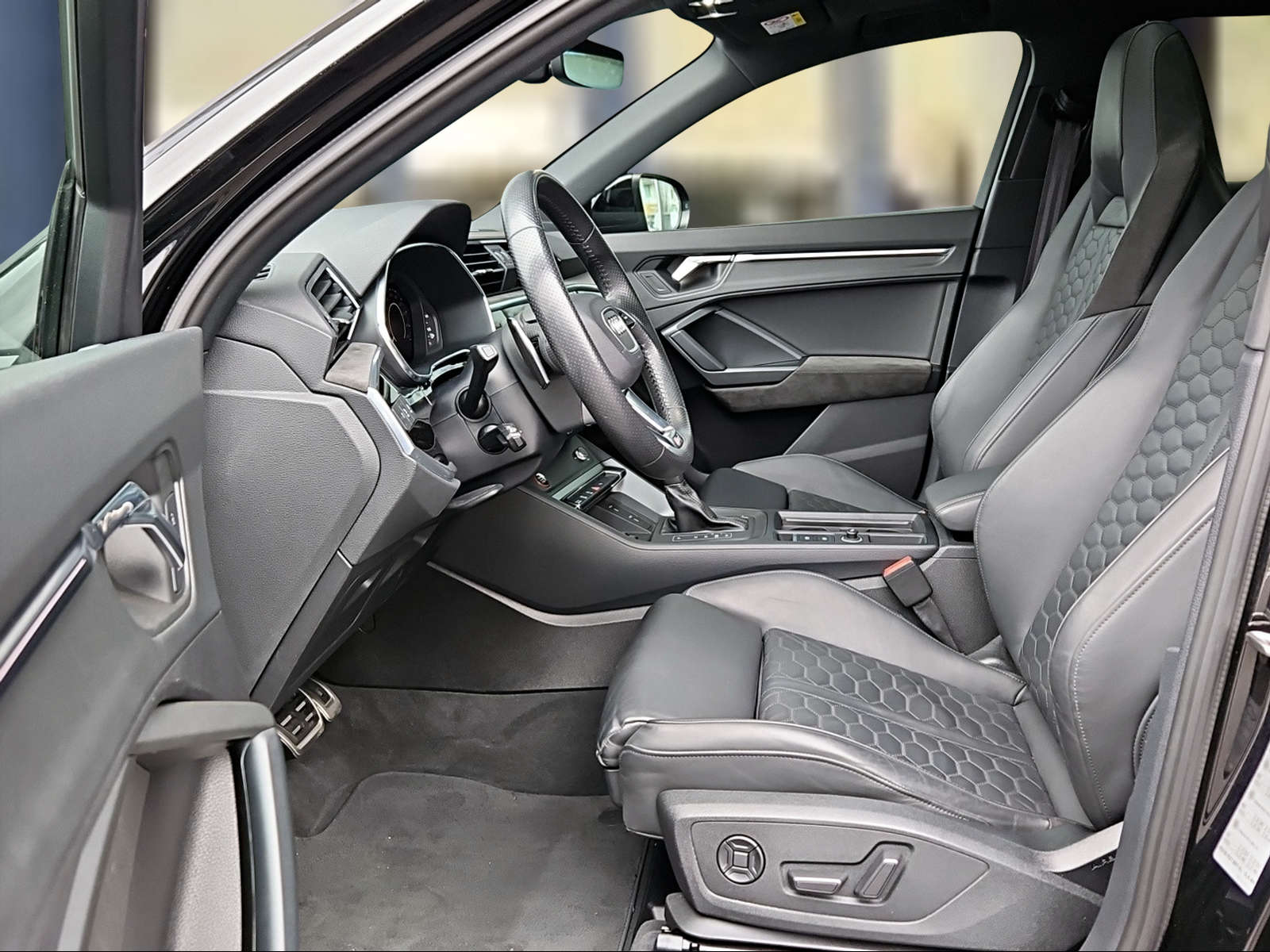 AUDI RS Q3 Sportback quattro S tronic Mythosschwarz Metallic-image-8