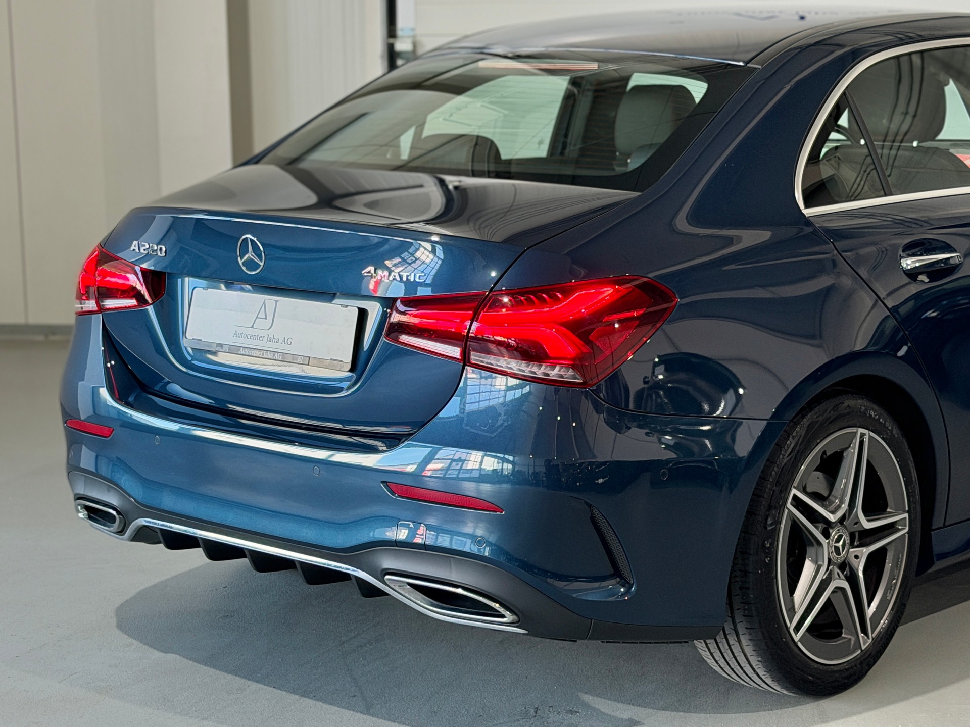 MERCEDES-BENZ A 220 AMG Line 7G-DCT 4Matic-image-5