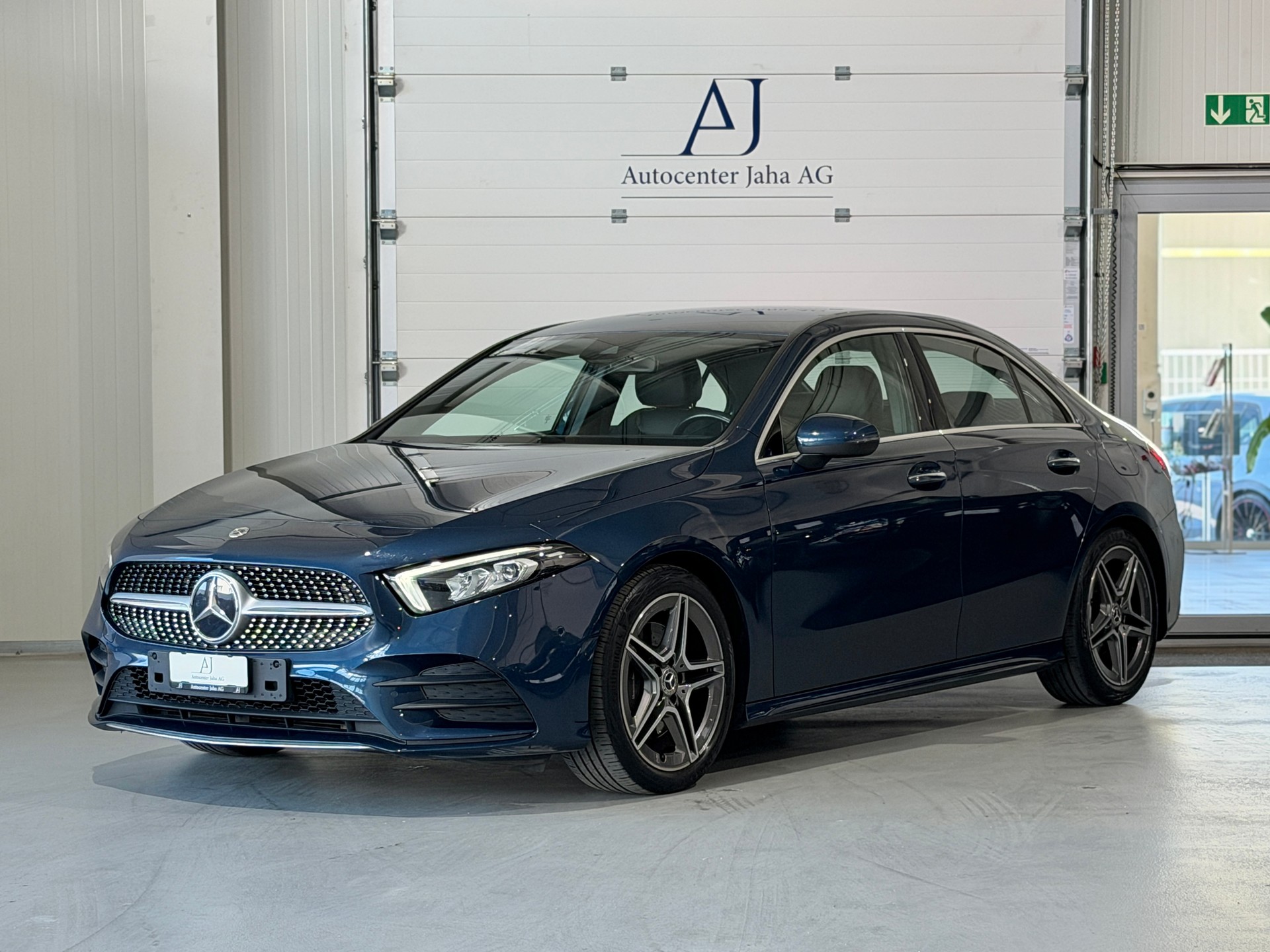 MERCEDES-BENZ A 220 AMG Line 7G-DCT 4Matic-showroom-element-2