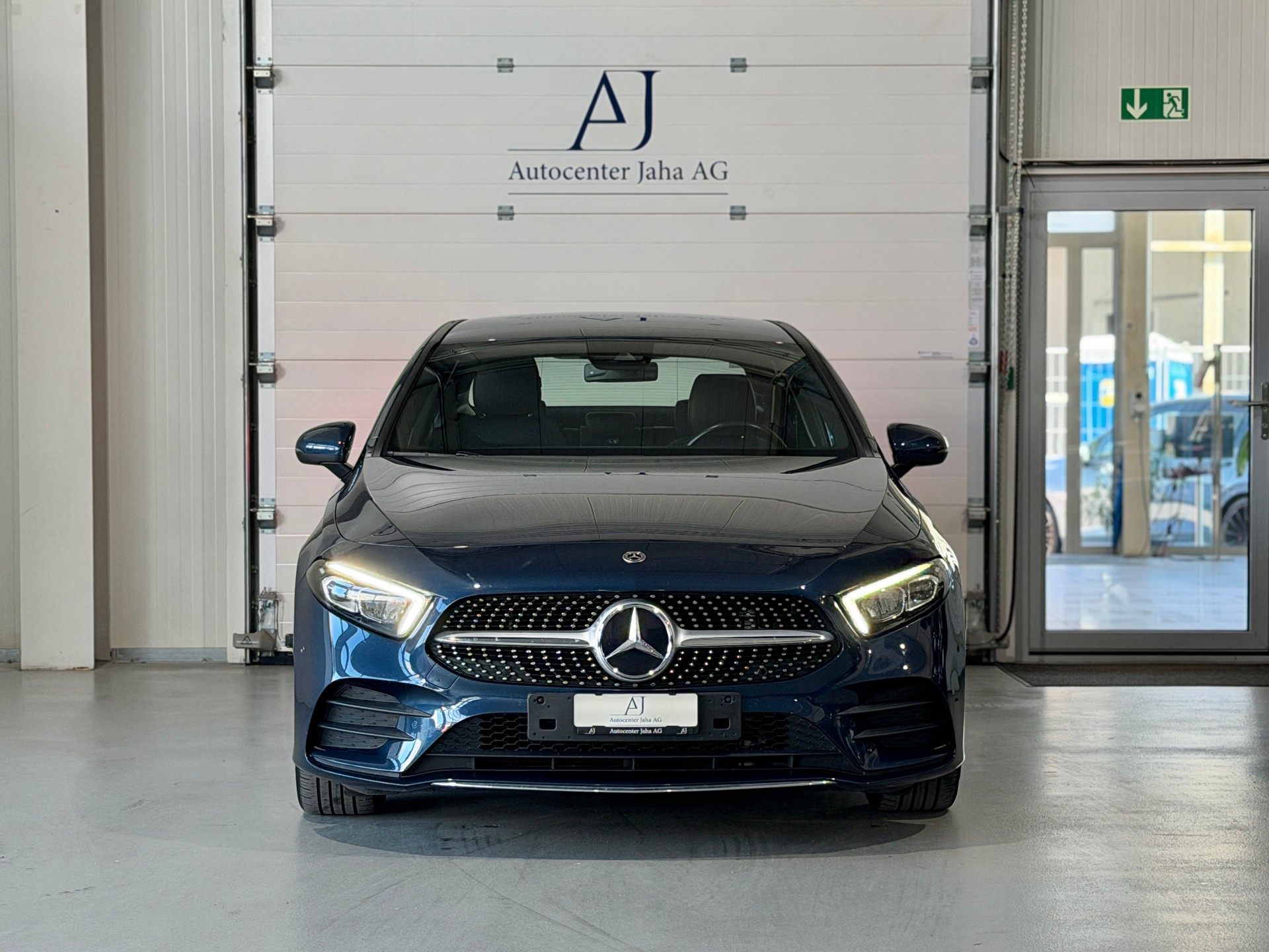MERCEDES-BENZ A 220 AMG Line 7G-DCT 4Matic-image-4