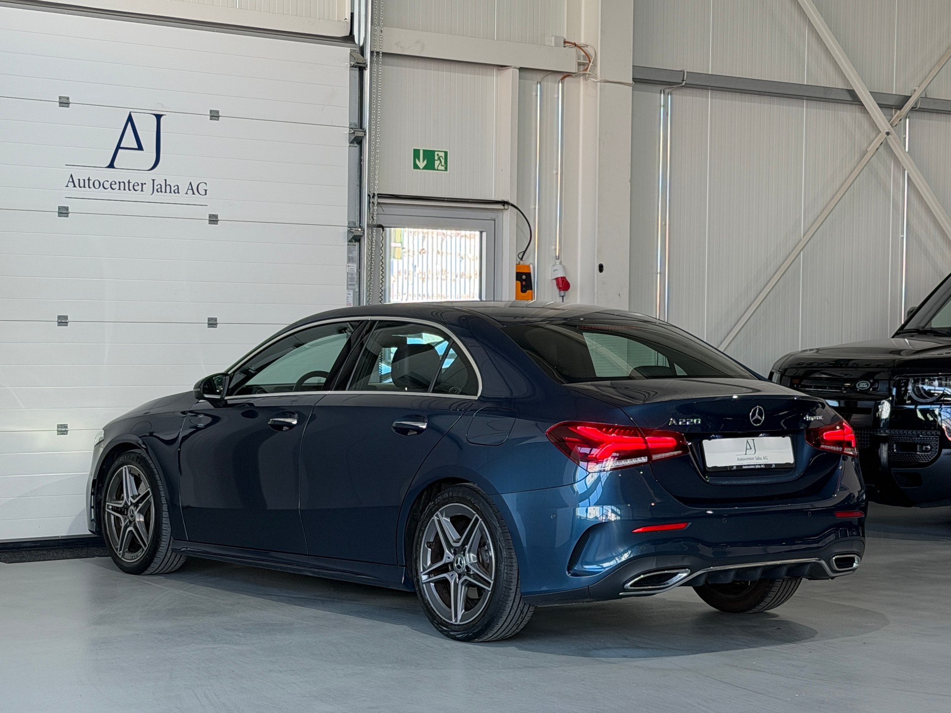 MERCEDES-BENZ A 220 AMG Line 7G-DCT 4Matic-image-17