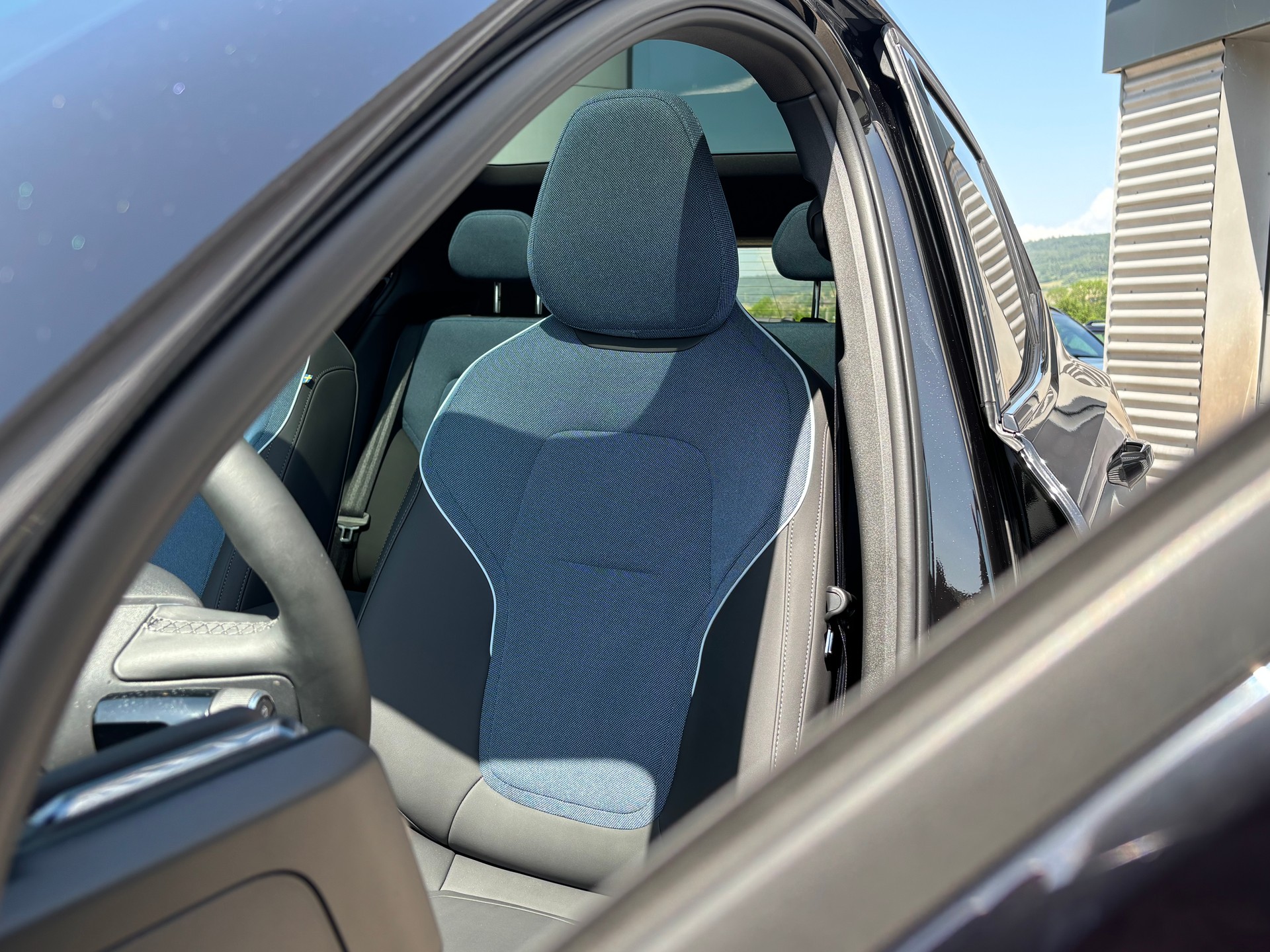 VOLVO EX30 E60 Ultra-showroom-element-3