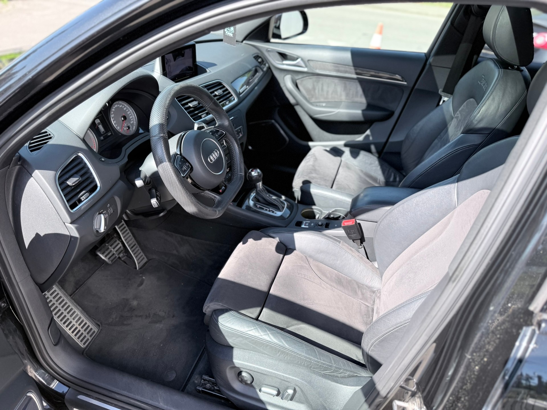 AUDI RS Q3 2.5 TFSI performance quattro S-tronic-image-9