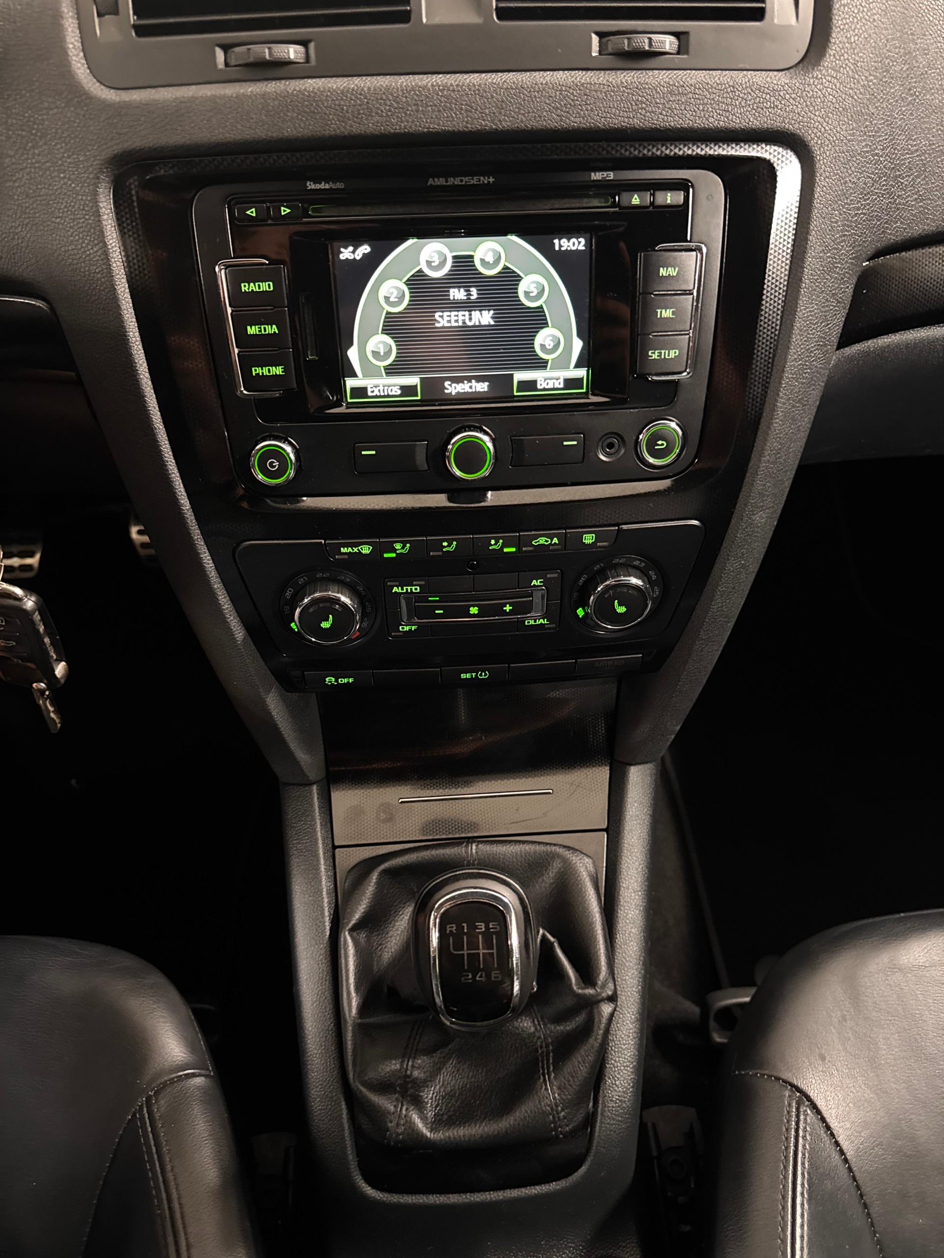 SKODA Octavia Combi 2.0 TSI RS-image-11