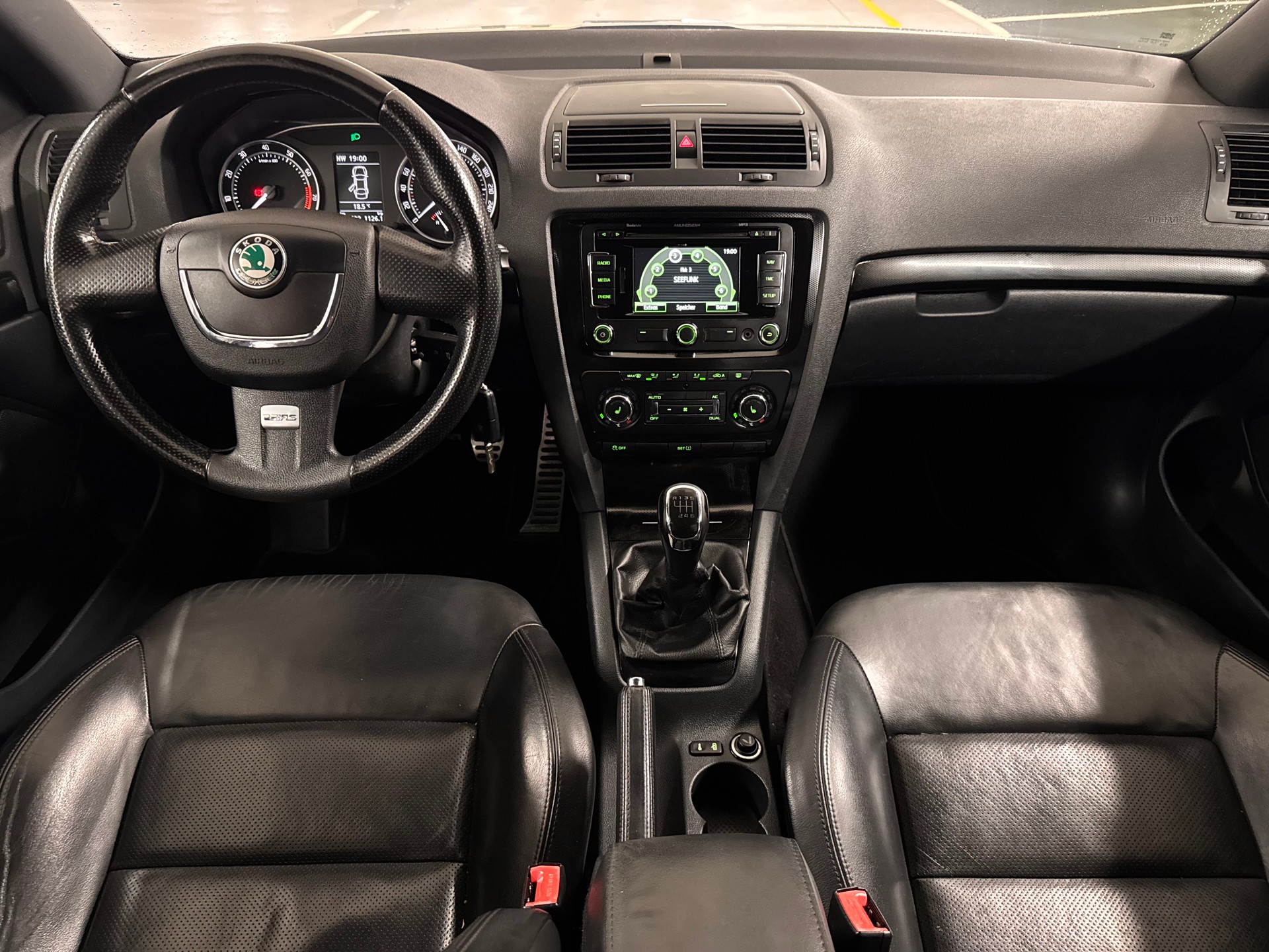 SKODA Octavia Combi 2.0 TSI RS-image-9