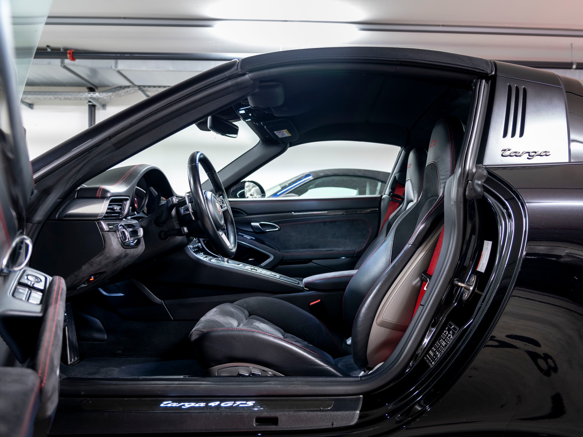 PORSCHE 911 Targa 4 GTS-image-12