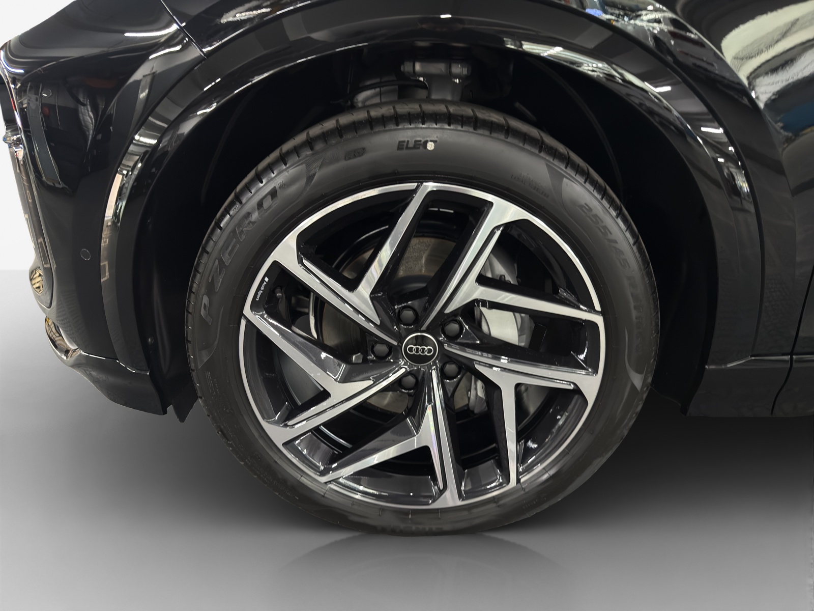 AUDI Q6 e-tron quattro-image-13