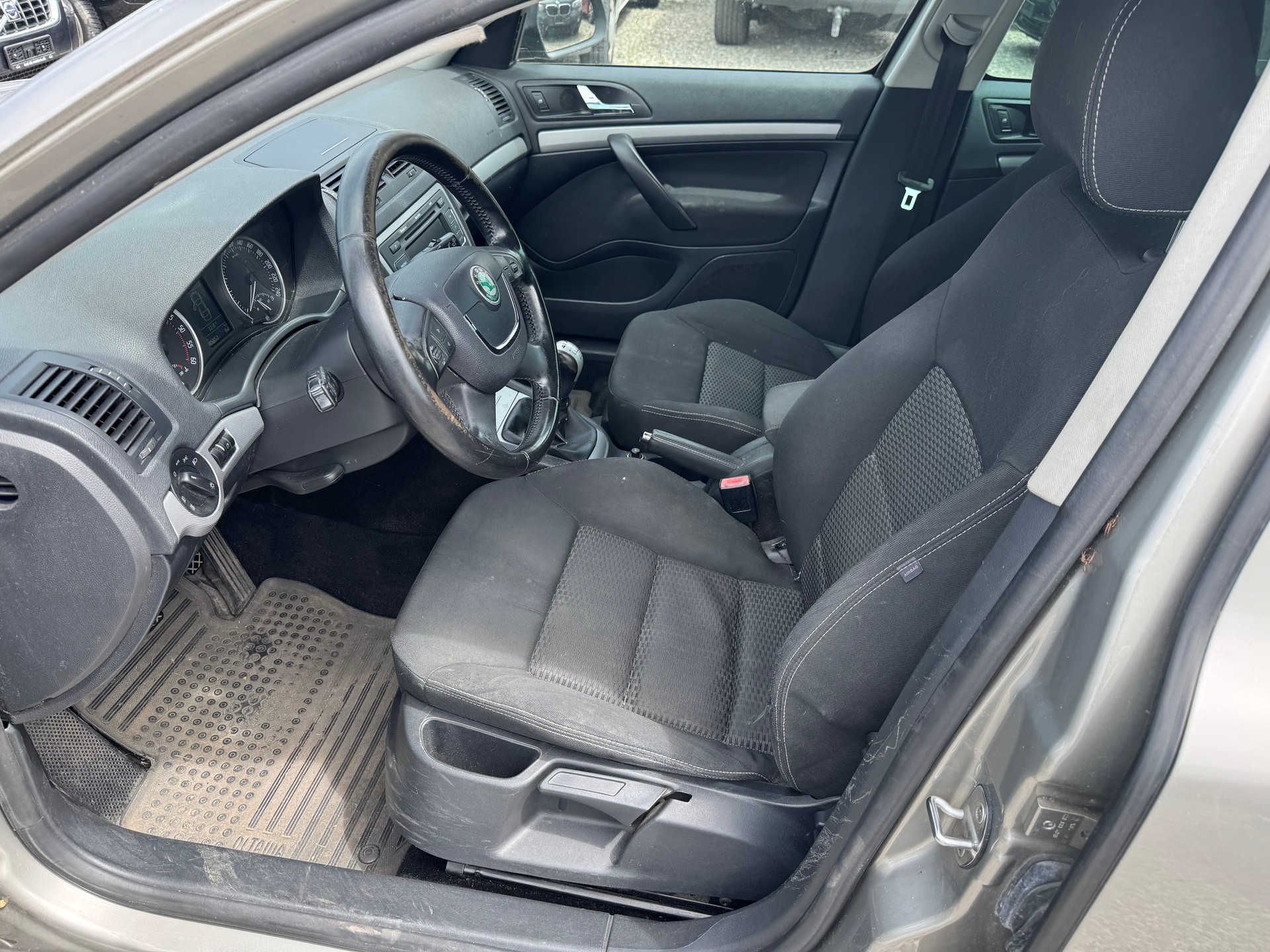 SKODA Octavia Combi 1.9 TDI Swiss Adventure 4x4-image-12