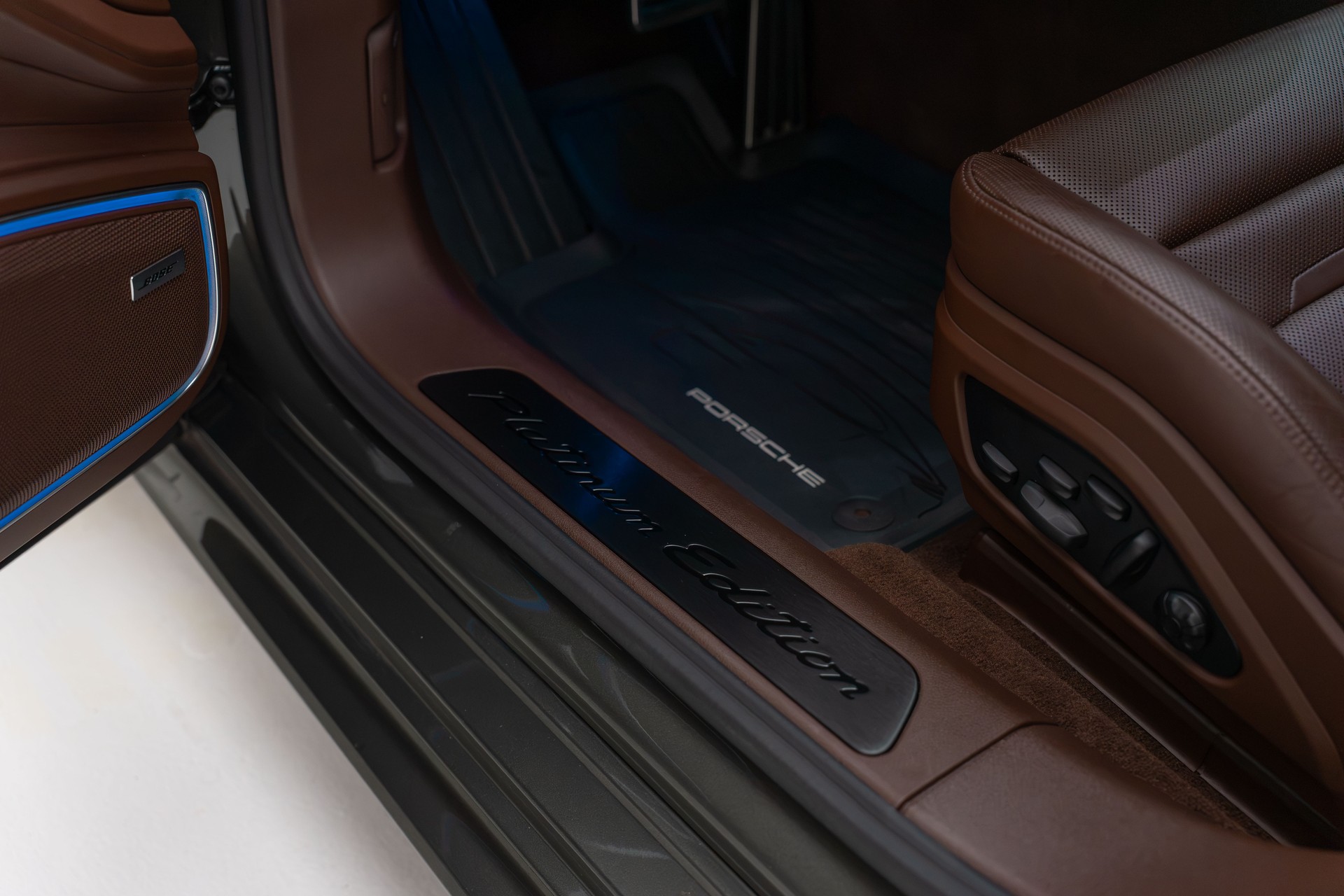 PORSCHE Panamera 4 E-Hybrid Sport Turismo Platinum Edition PDK-image-19