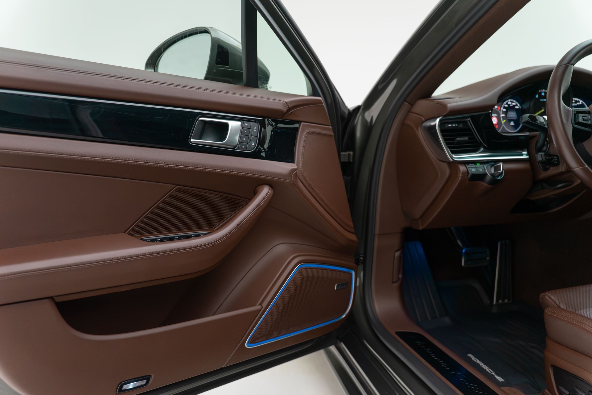 PORSCHE Panamera 4 E-Hybrid Sport Turismo Platinum Edition PDK-image-15