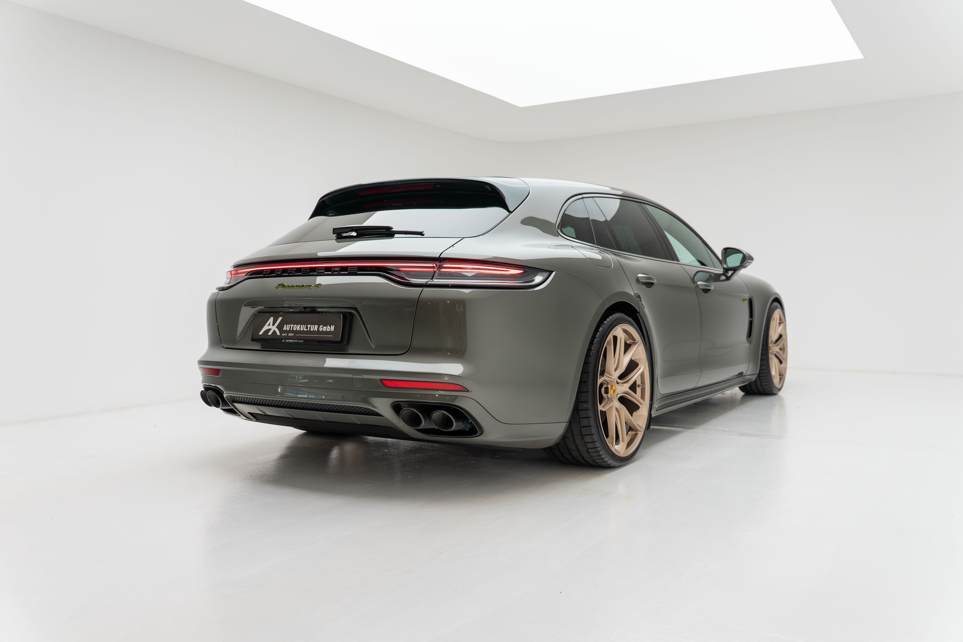 PORSCHE Panamera 4 E-Hybrid Sport Turismo Platinum Edition PDK-image-11