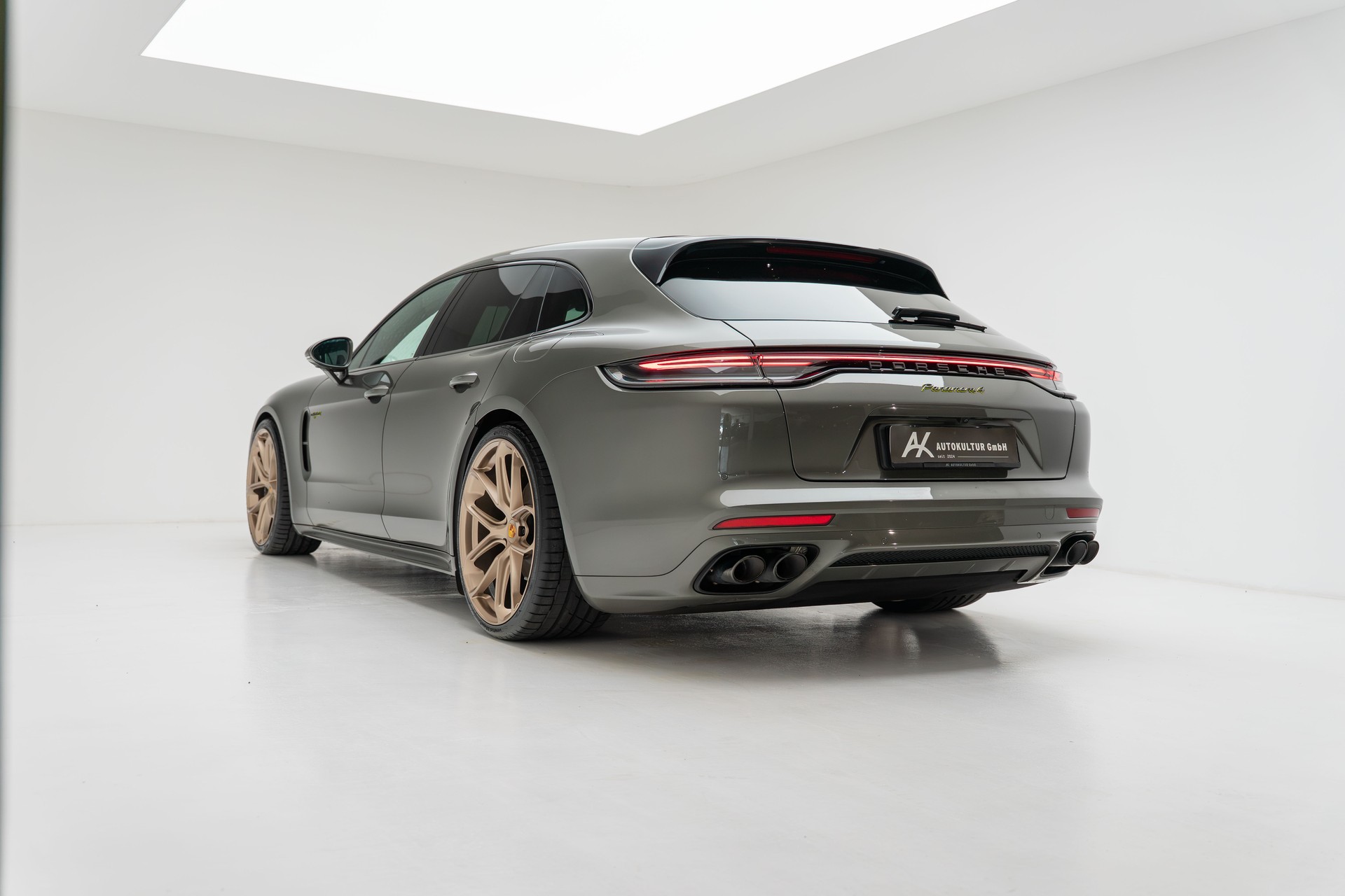 PORSCHE Panamera 4 E-Hybrid Sport Turismo Platinum Edition PDK-image-8