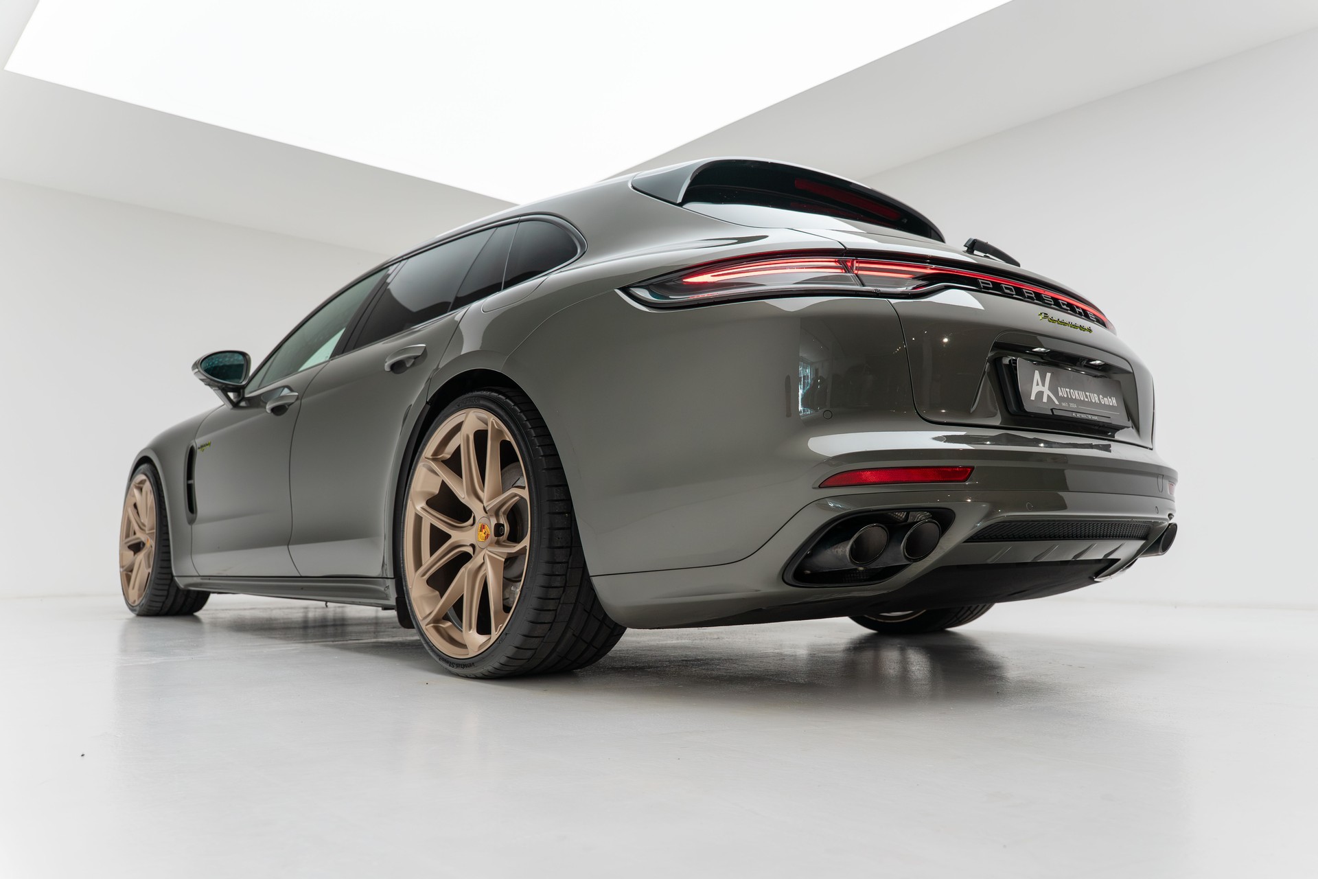 PORSCHE Panamera 4 E-Hybrid Sport Turismo Platinum Edition PDK-image-9
