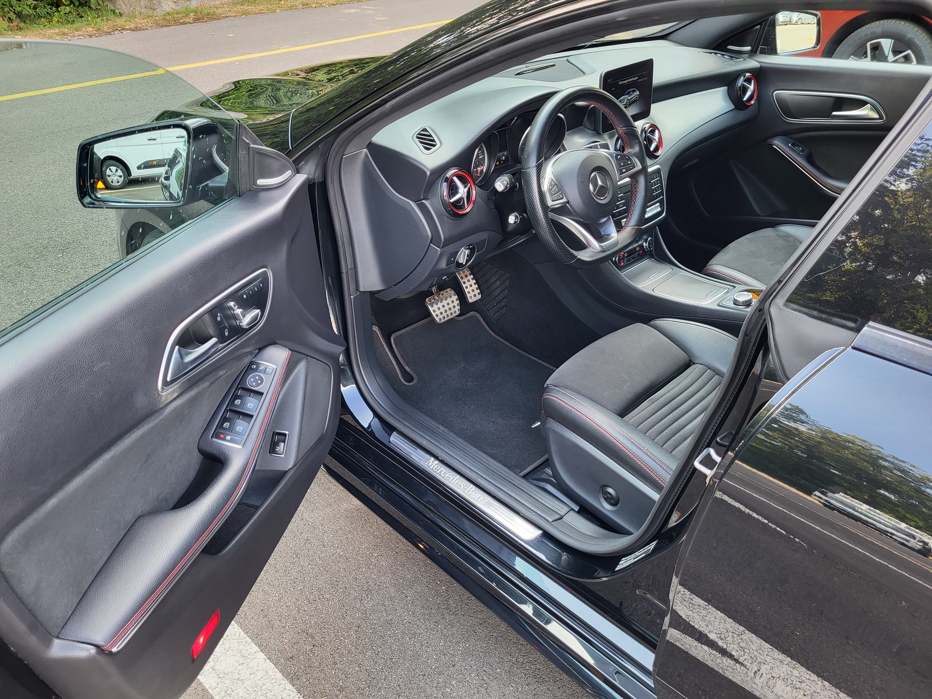 MERCEDES-BENZ CLA 250 Sport 4Matic-image-4
