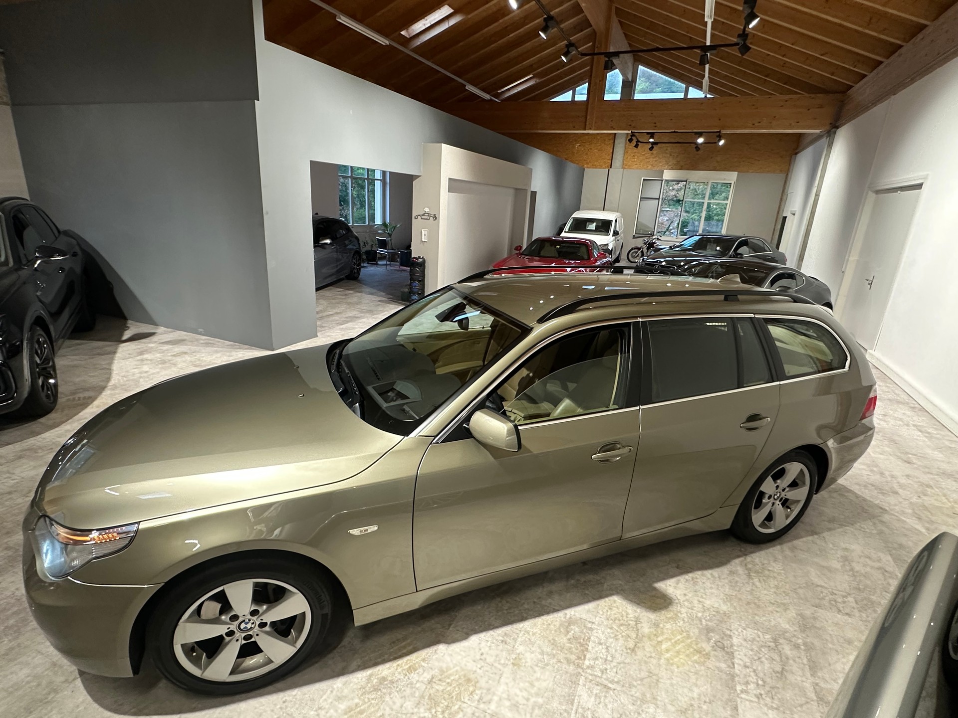 BMW 530xi Touring Nahezu Vollausgestattet und in top gepflegtem Zustand!-showroom-element-3