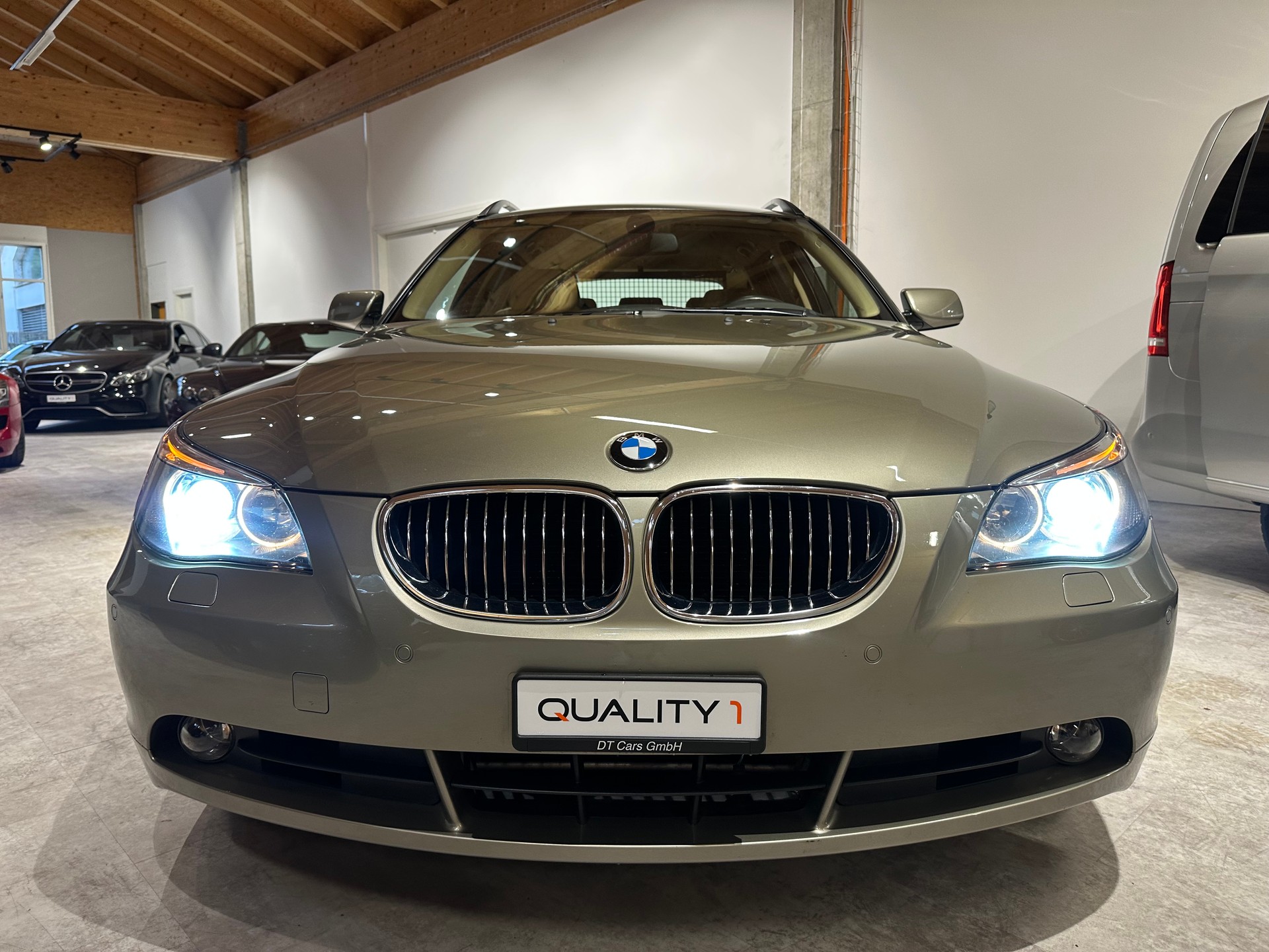 BMW 530xi Touring Nahezu Vollausgestattet und in top gepflegtem Zustand!-showroom-element-1