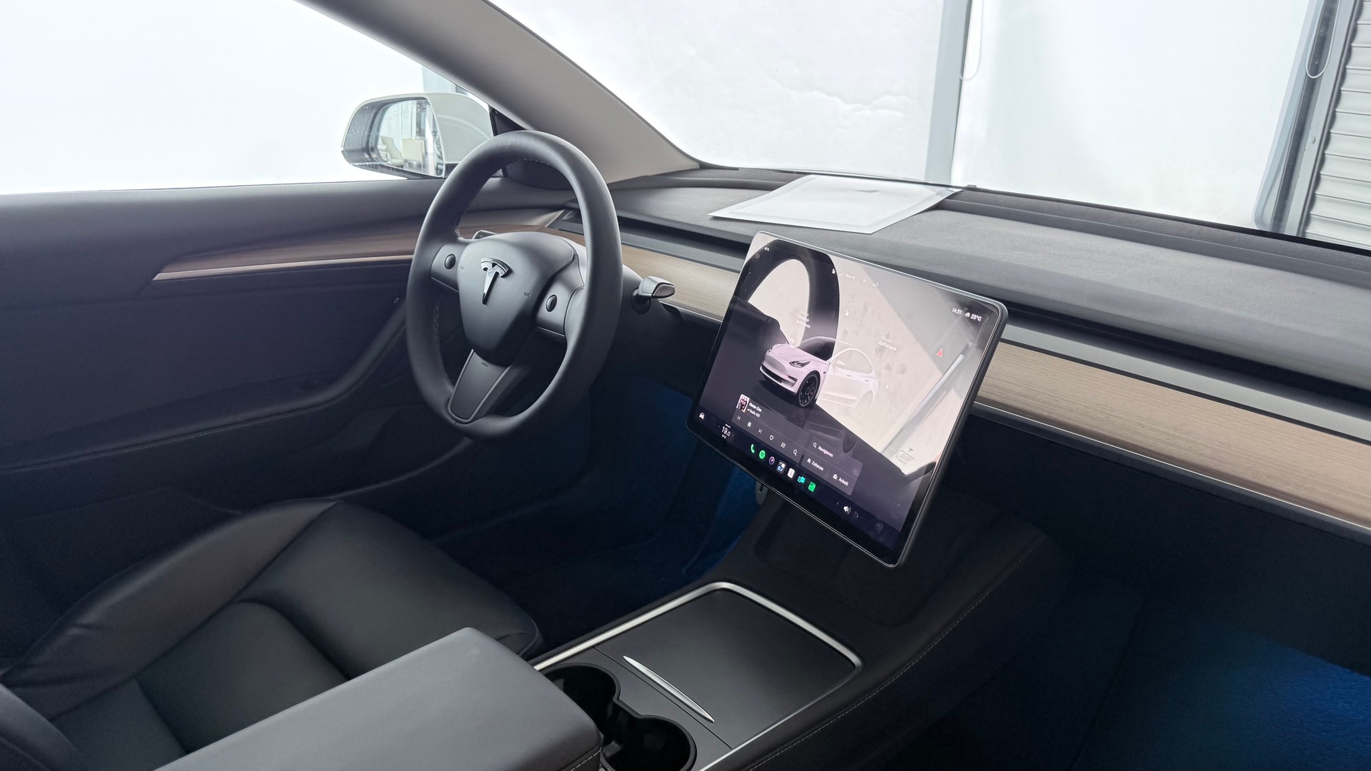 TESLA Model 3 Performance D-showroom-element-2