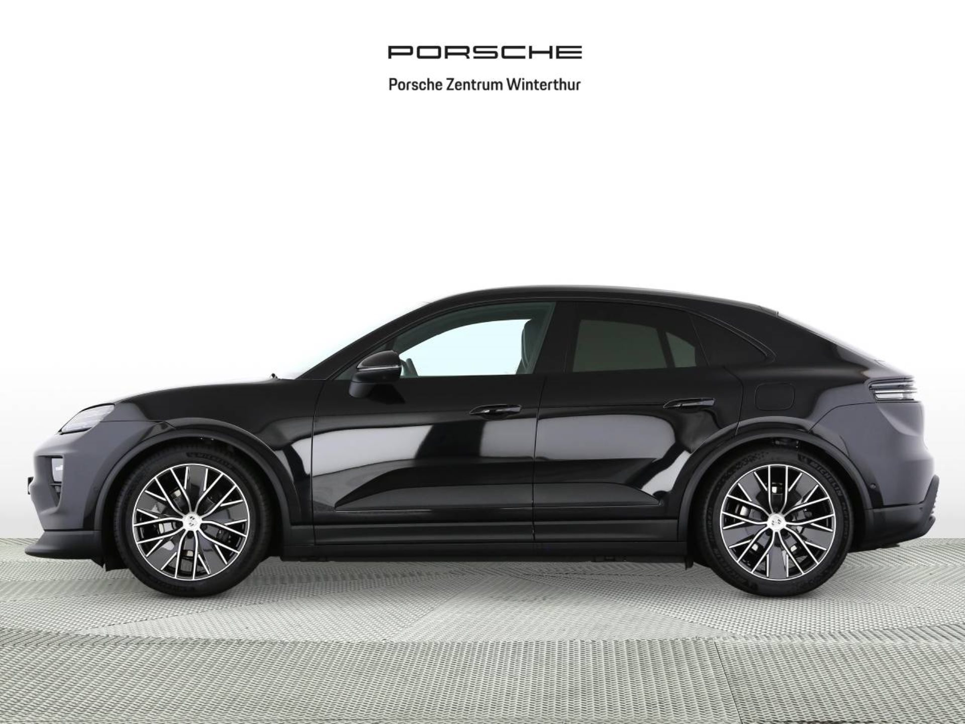 PORSCHE Macan 4-showroom-element-1