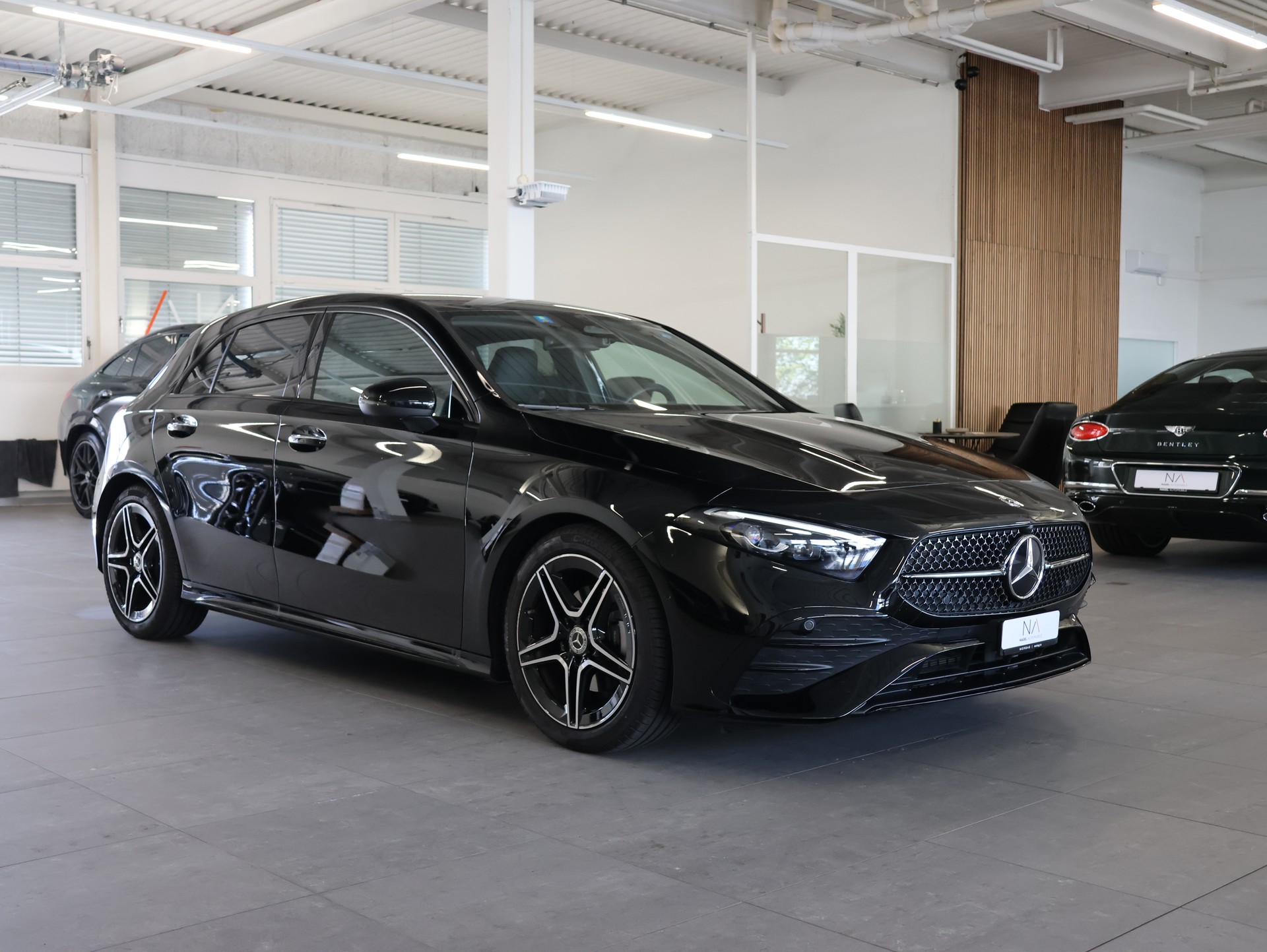 MERCEDES-BENZ A 180 7G-DCT *AMG-LINE*-showroom-element-1