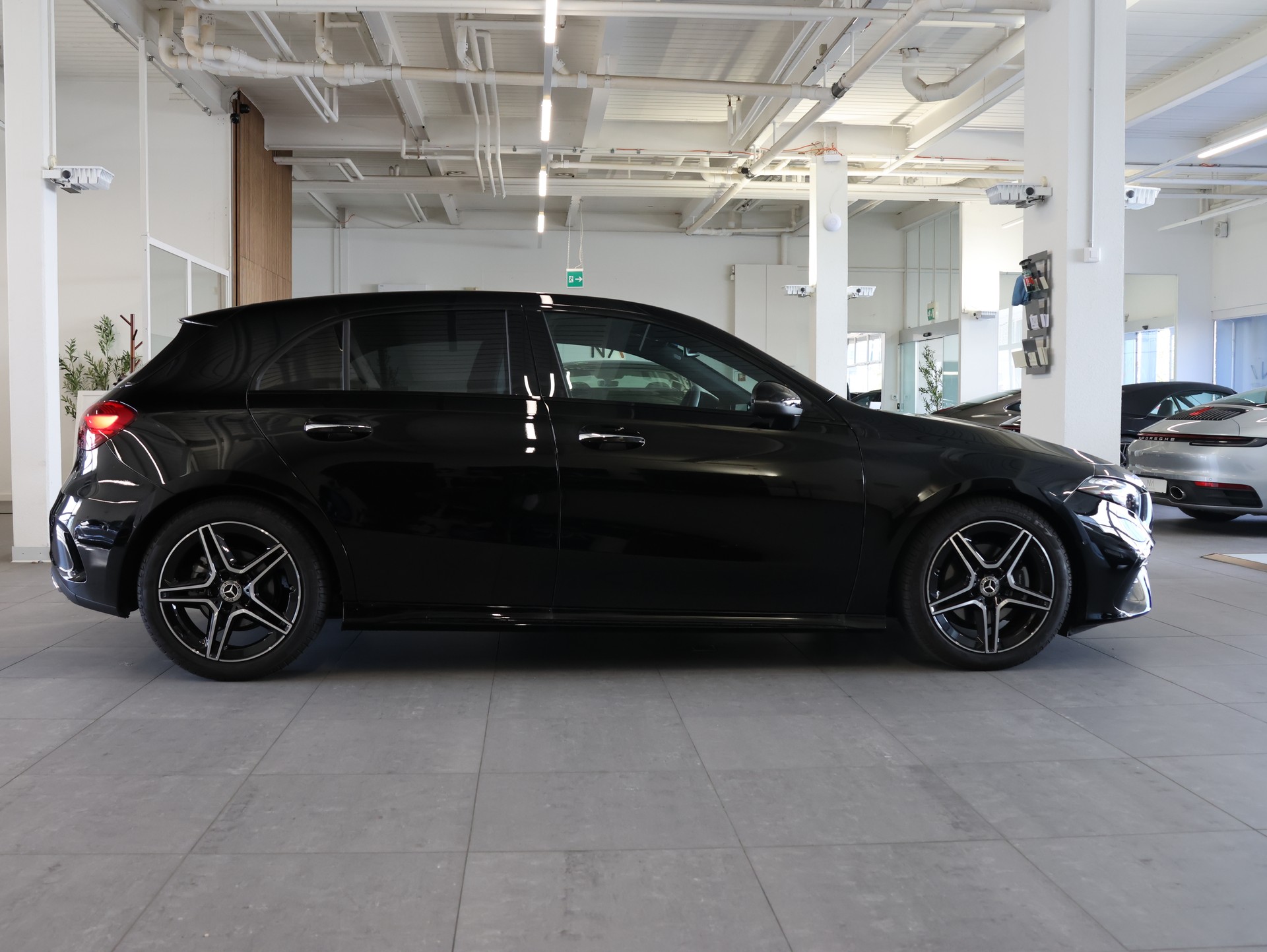 MERCEDES-BENZ A 180 7G-DCT *AMG-LINE*-image-5