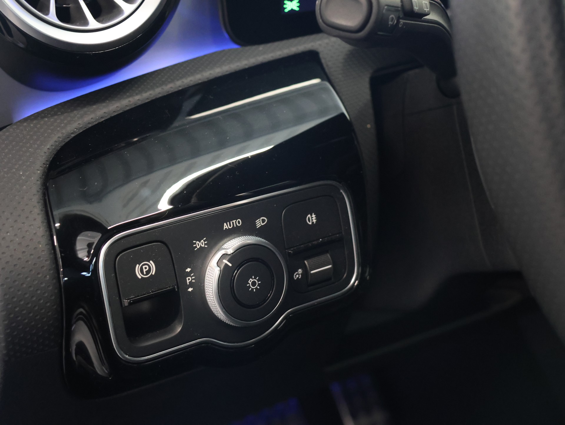 MERCEDES-BENZ A 180 7G-DCT *AMG-LINE*-image-11