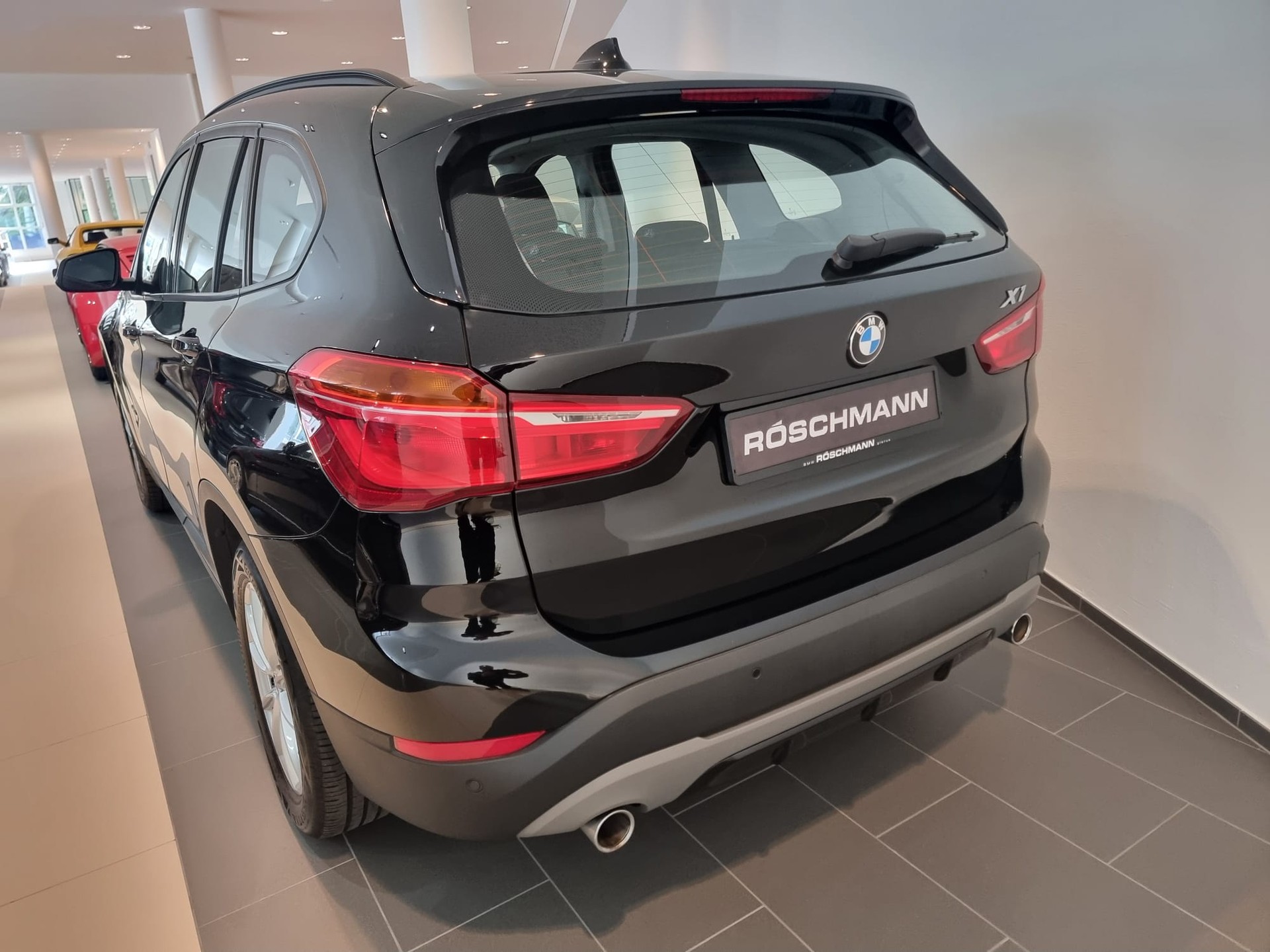 BMW X1 xDrive 20d Sport Line Allrad-showroom-element-3
