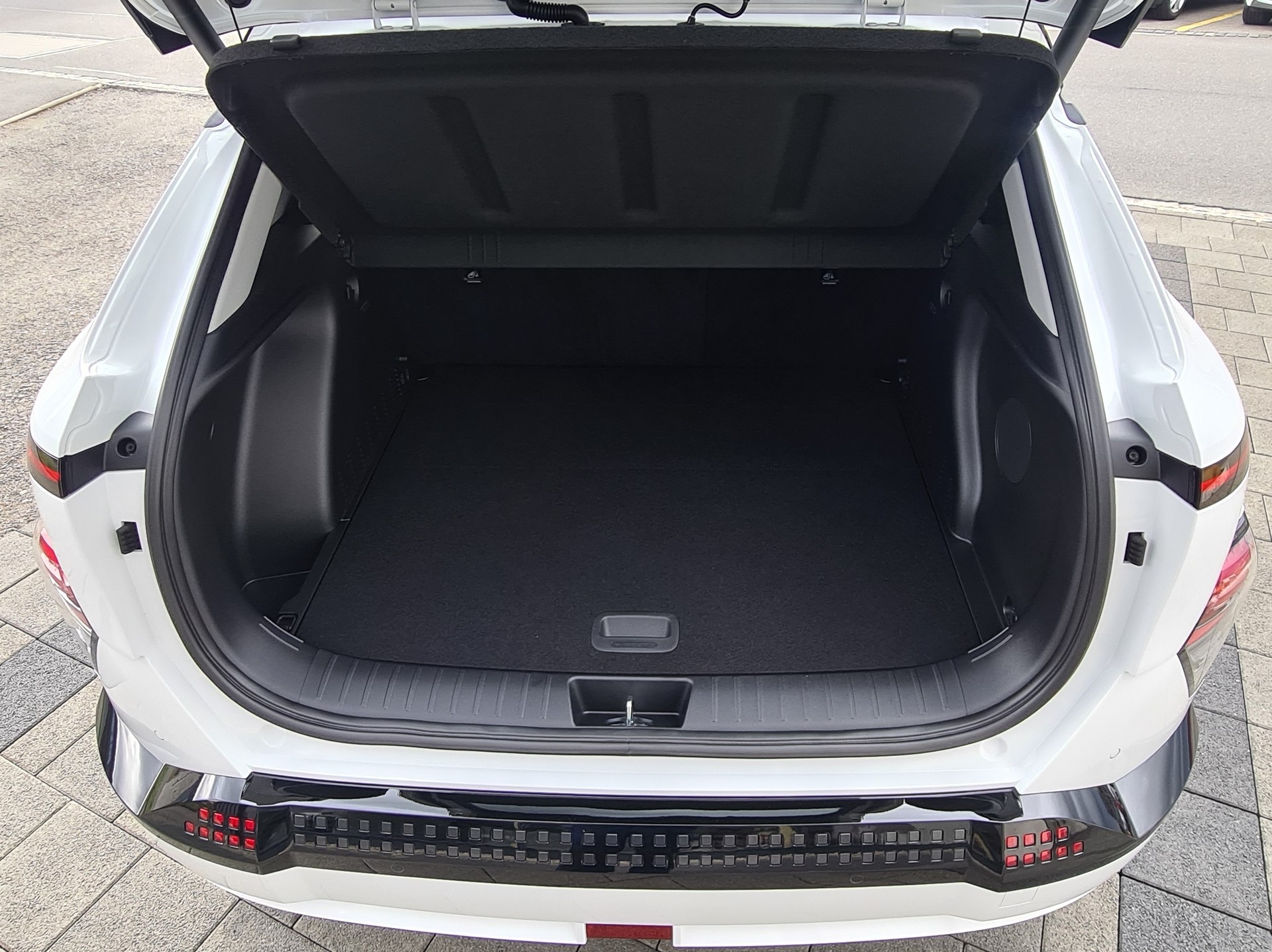 HYUNDAI Kona EV 65.4 kWh Vertex-image-11