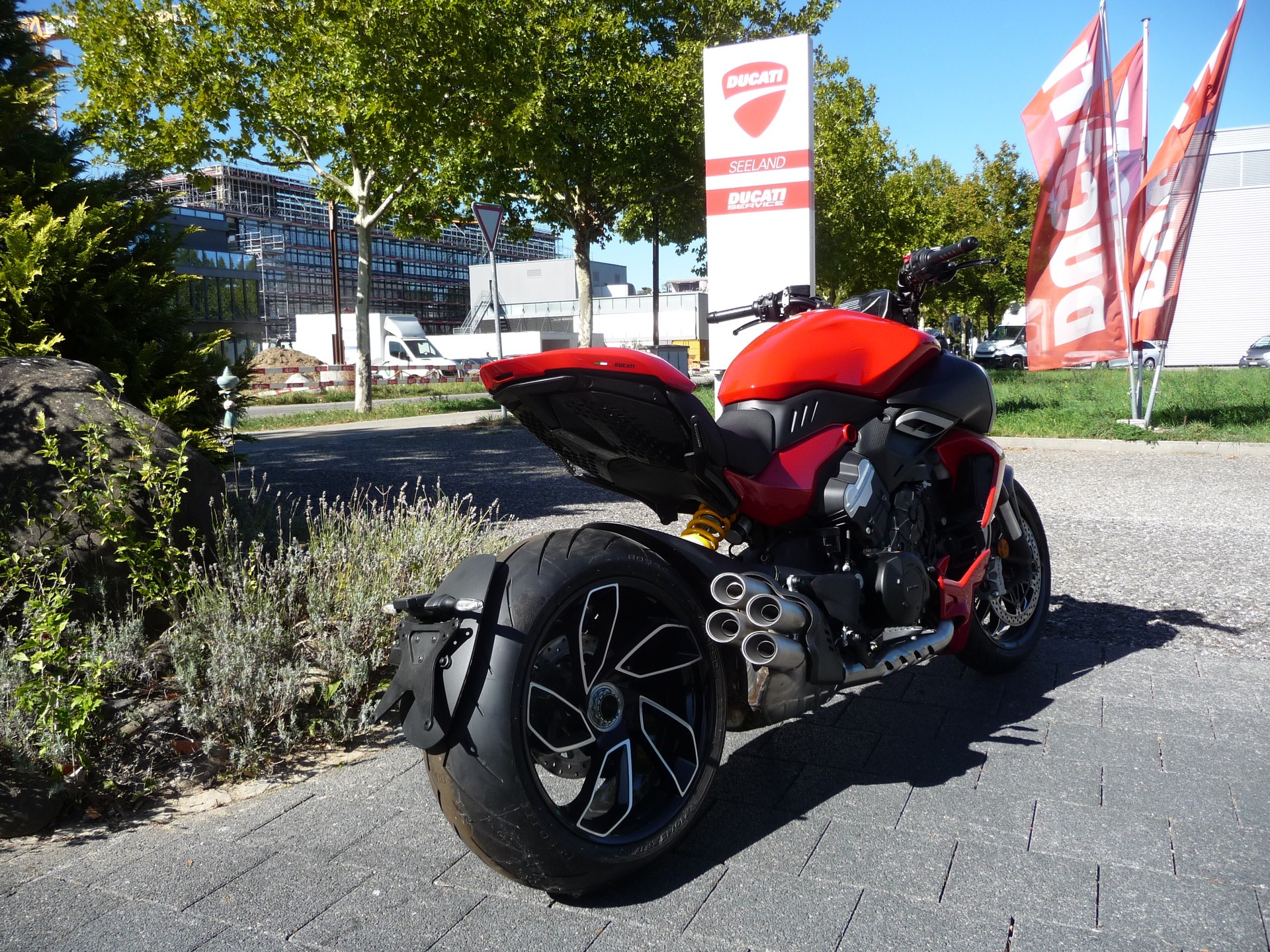 DUCATI Diavel V4-image-2